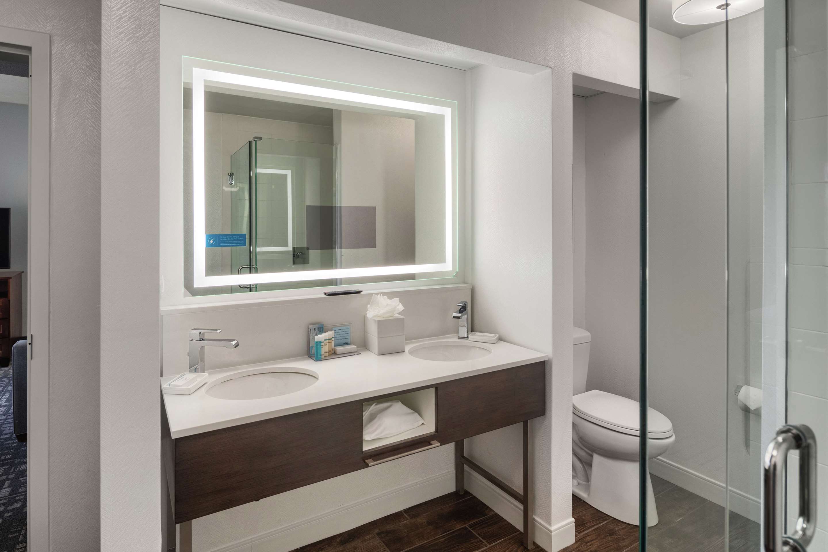 Guest room bath