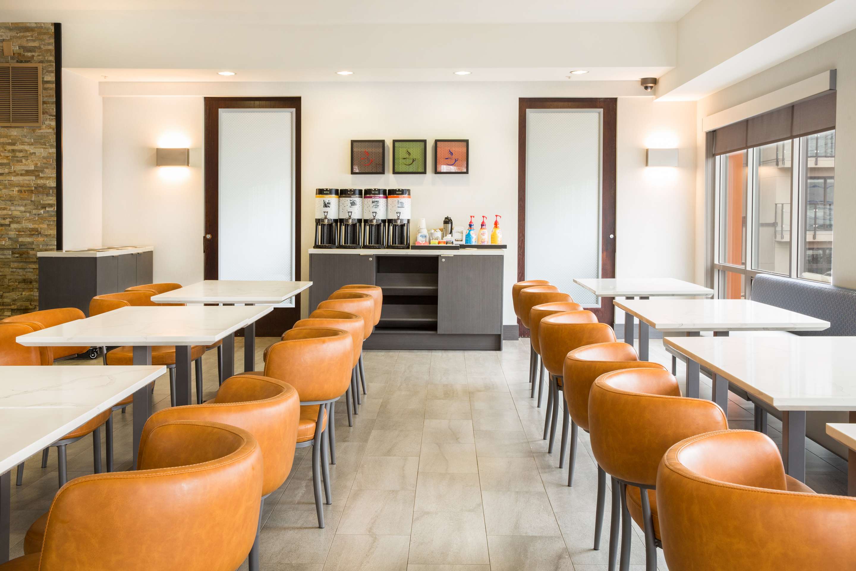 Breakfast Area | Hampton Inn & Suites Seattle-Downtown
