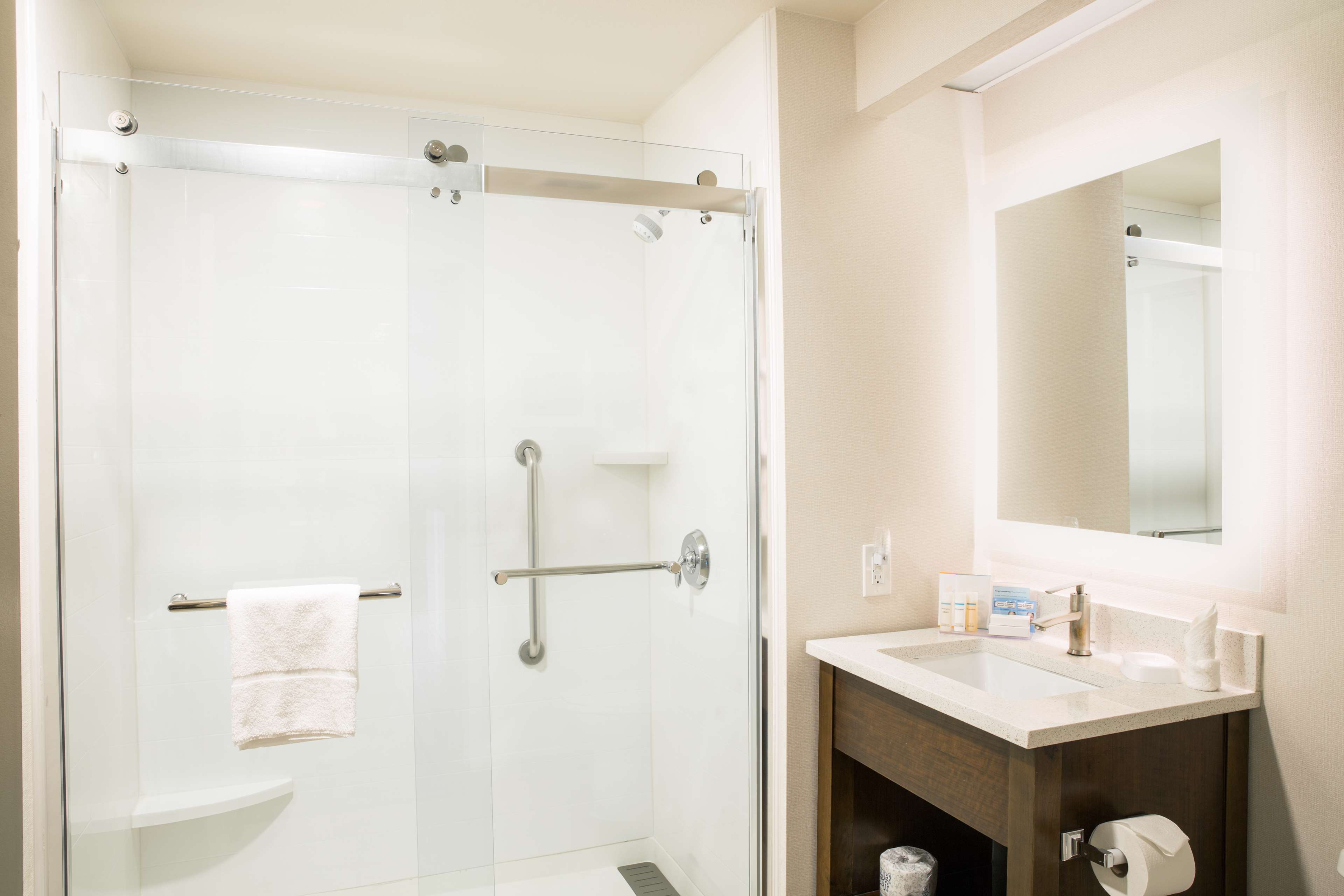Hampton Inn & Suites by Hilton Seattle-Downtown Room Type - 1 KN ACC STE BALCNY NS