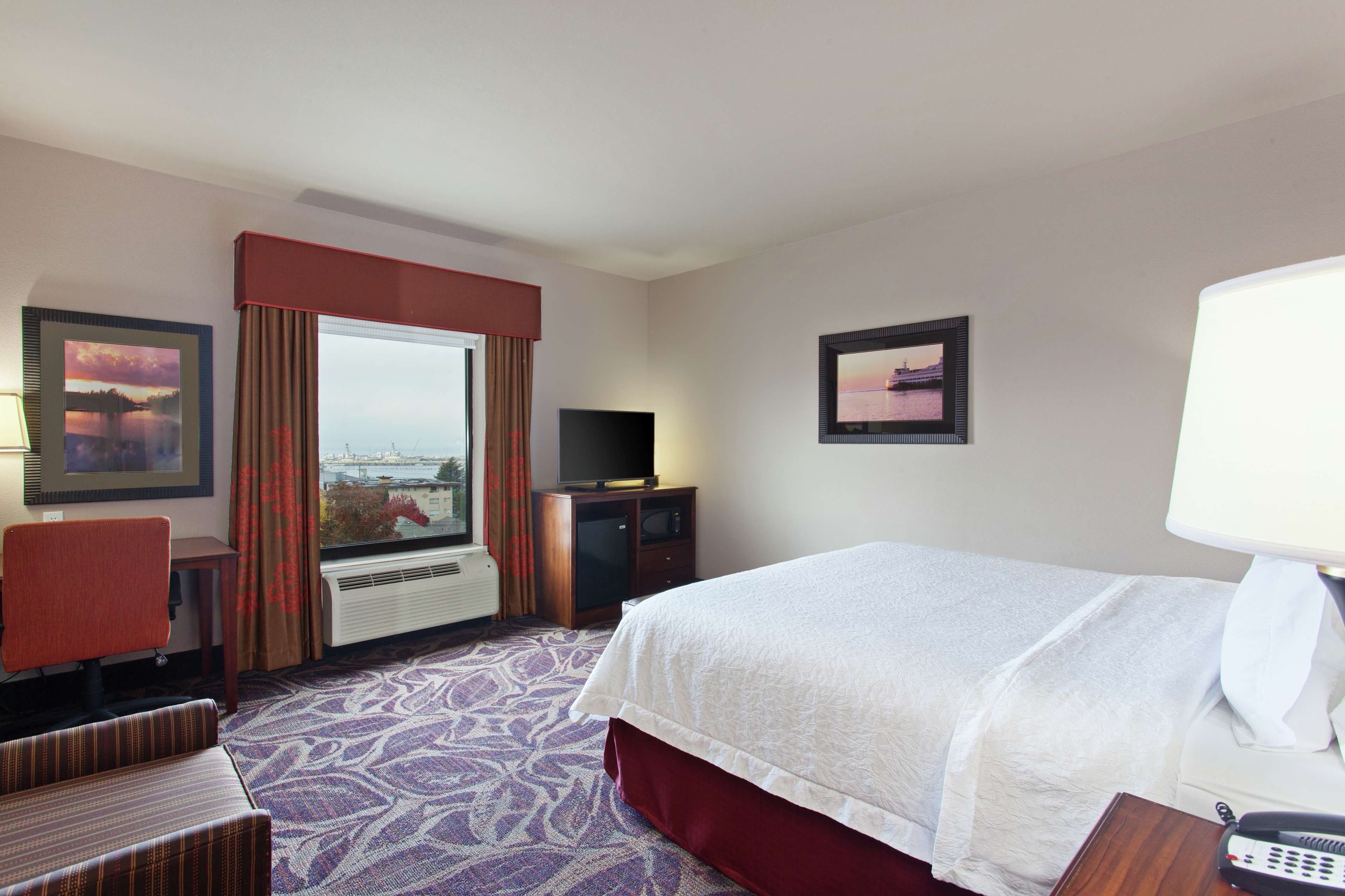 Hampton Inn by Hilton Seattle/Everett Room Type - 1 KING WATER VIEW BALCONY