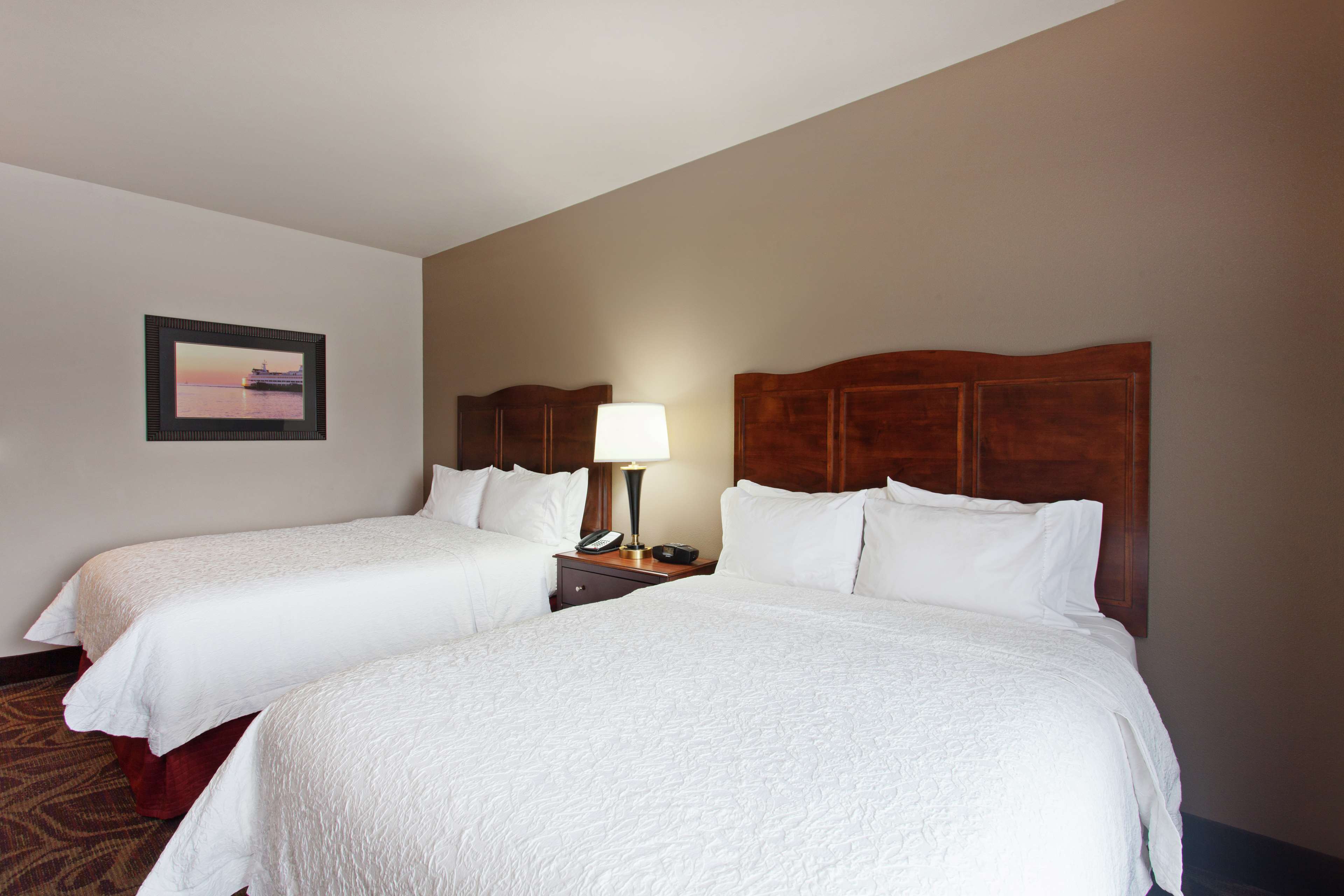 Hampton Inn by Hilton Seattle/Everett Room Type - 2 QNS WTR VW MIC FRG NS