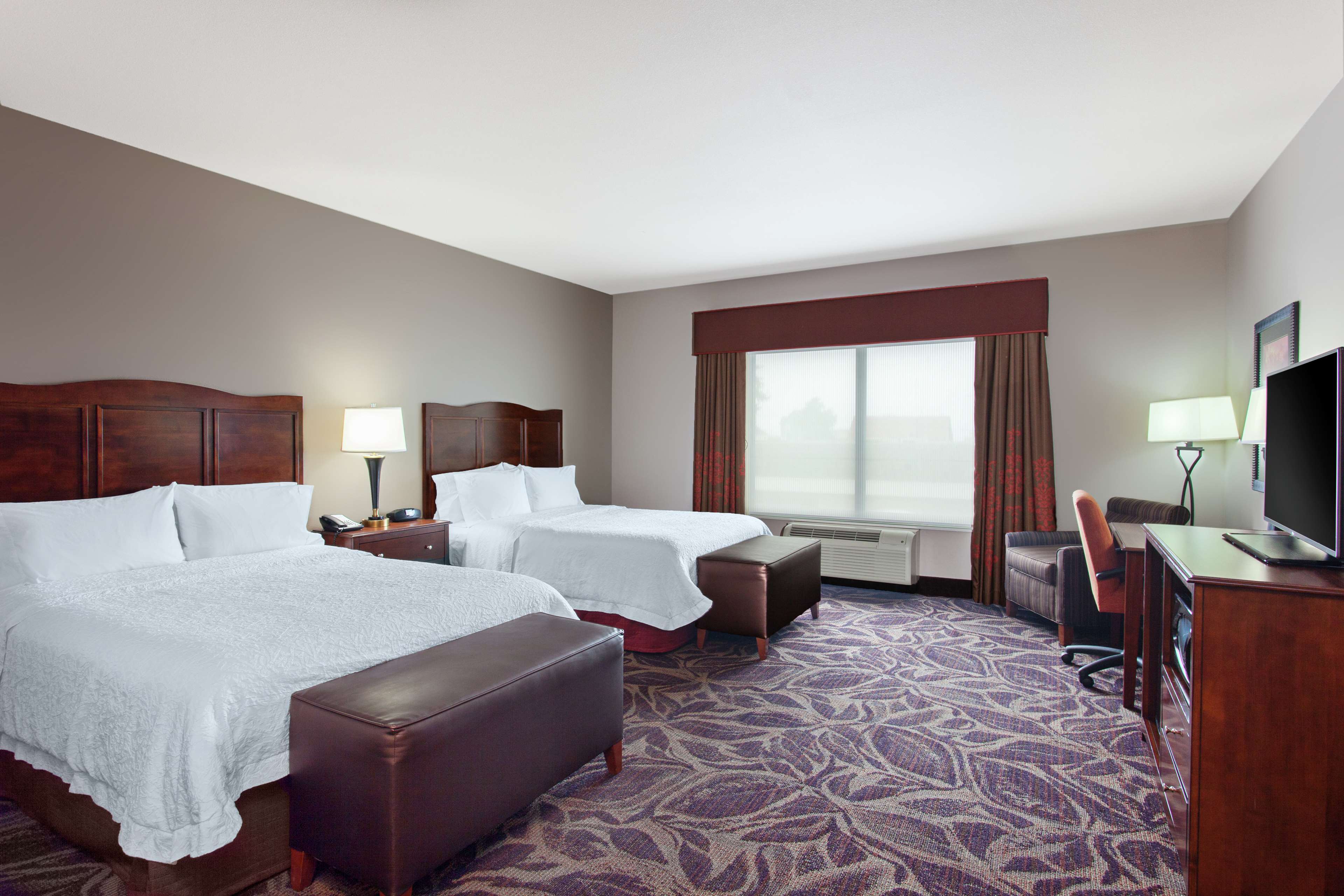 Hampton Inn by Hilton Seattle/Everett Room Type - 2 QNS WTR VW ACC W TUB NS