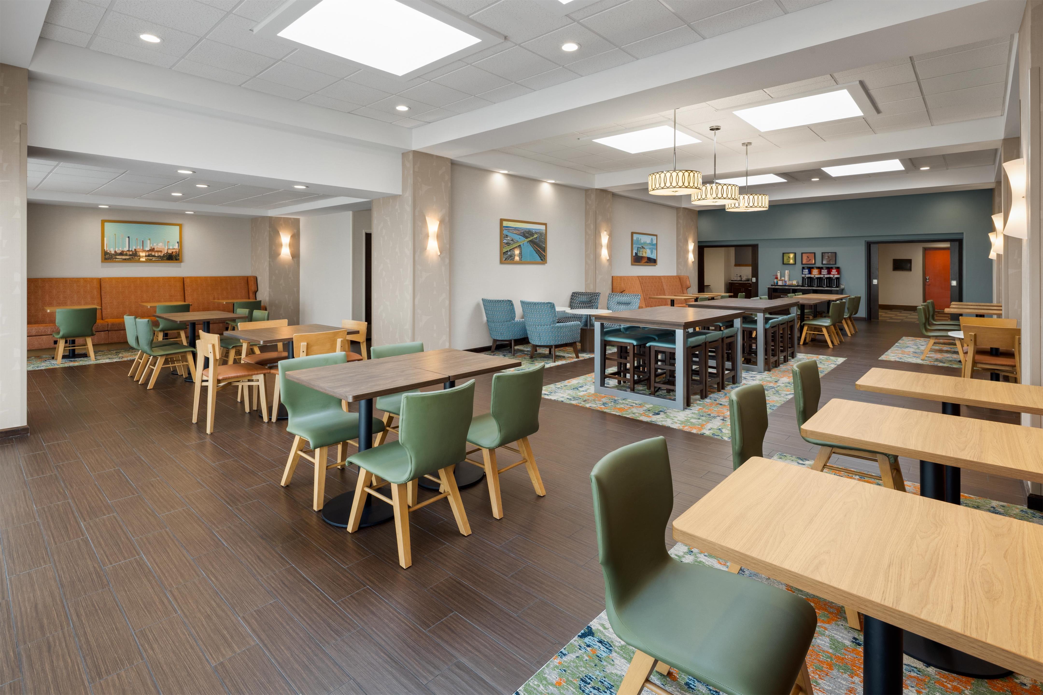 Breakfast Area | Hampton Inn Seattle/Everett