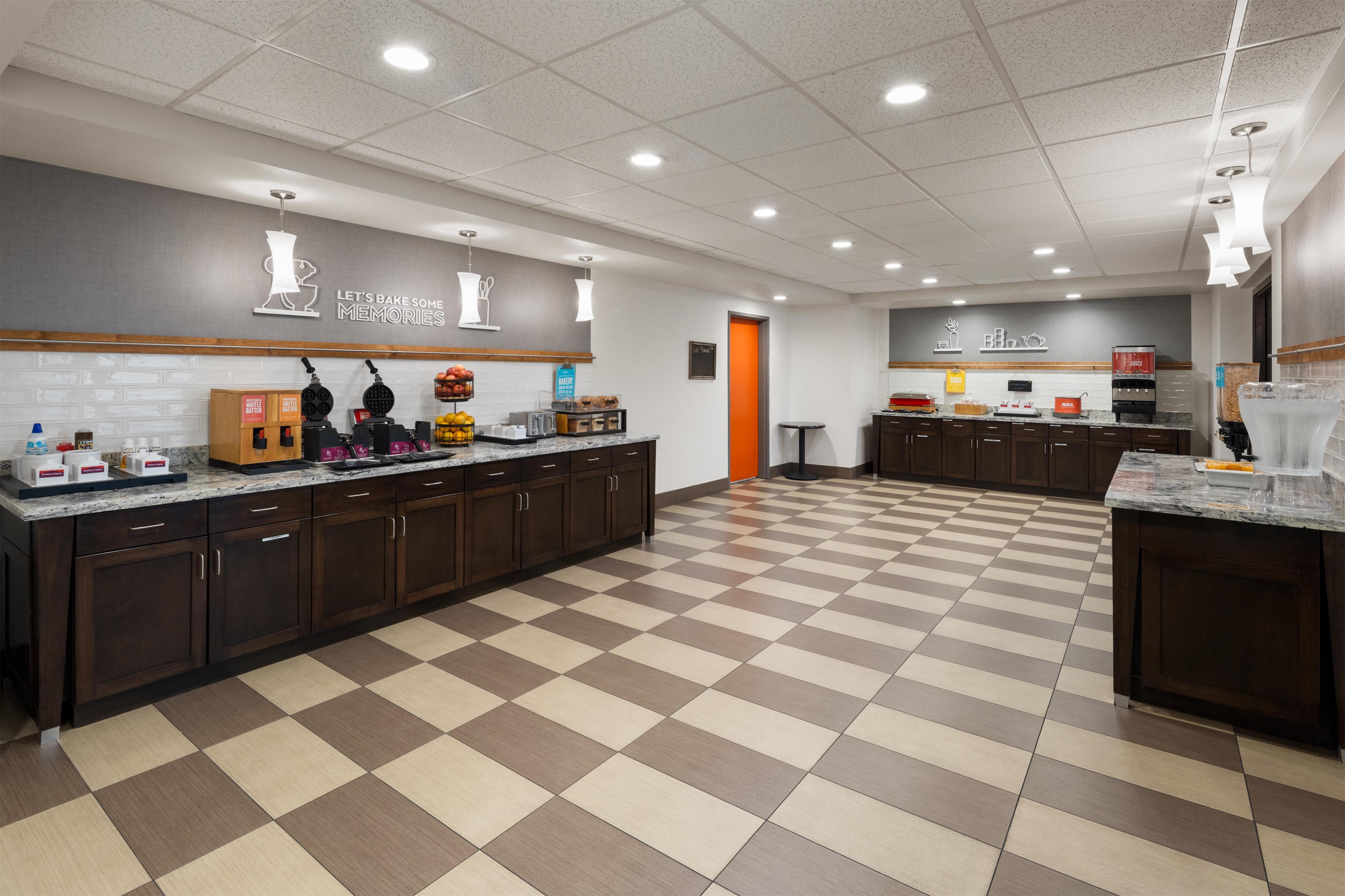 Breakfast Area | Hampton Inn Seattle/Everett