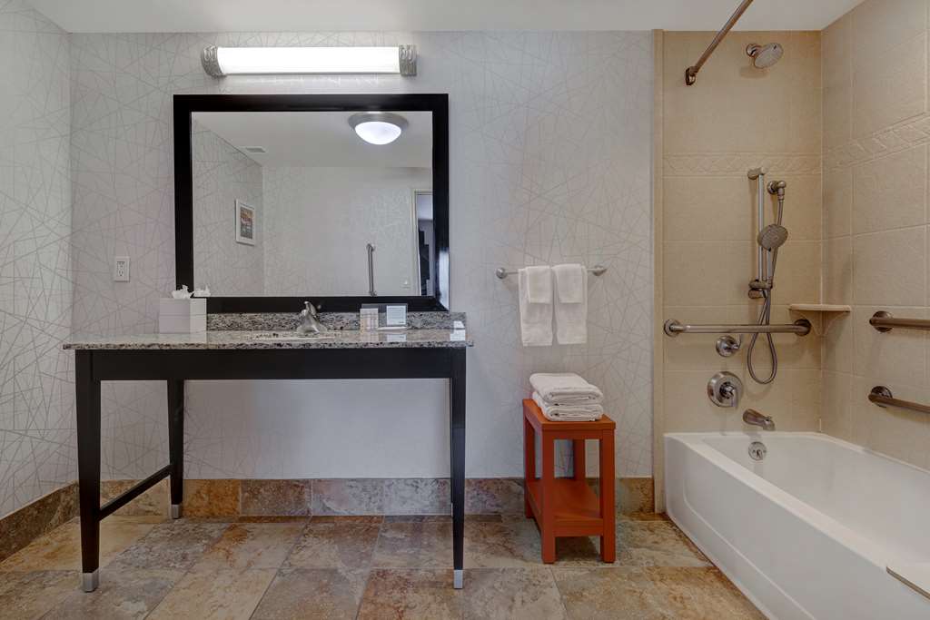 Hampton Inn & Suites by Hilton Seattle/Federal Way Room Type - 2QN MOB HEARING ACC TUB NS