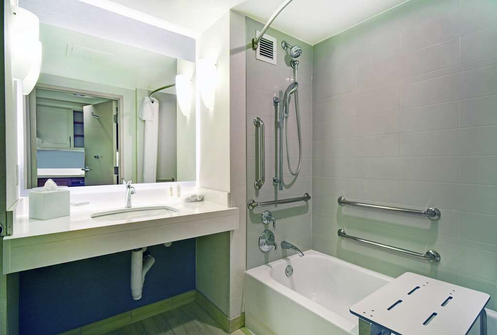 Homewood Suites by Hilton-Seattle-Downtown, WA Room Type - 1KNG 1QN 2BDRM MOB ACC TUB