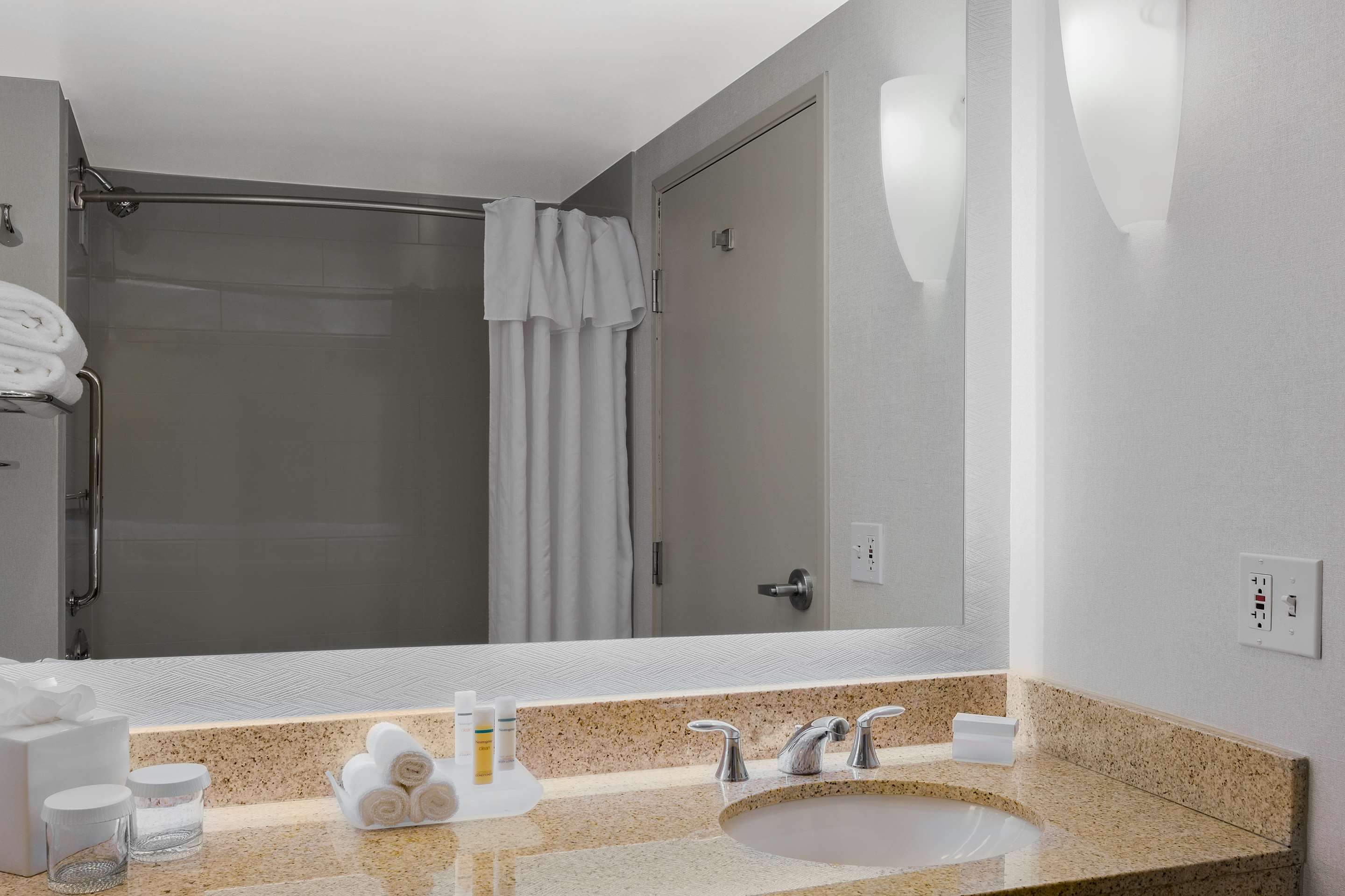 Guest room bath