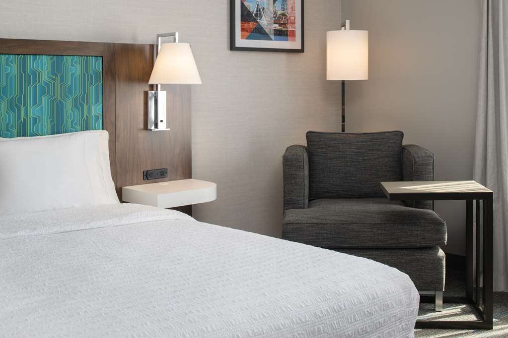 Hampton Inn & Suites by Hilton Seattle-Airport/28th Ave - Tap to explore photos