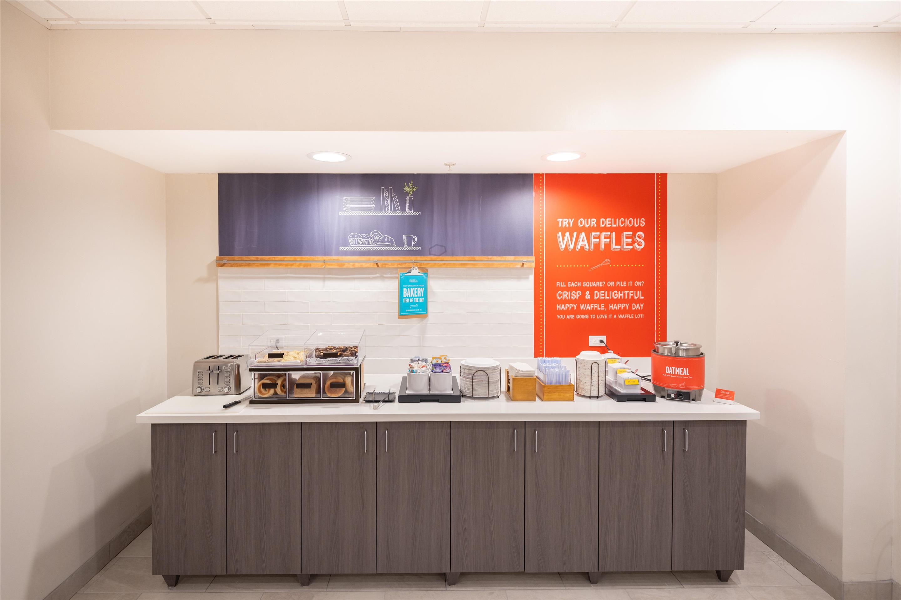 Breakfast Area | Hampton Inn & Suites Seattle/Kent,WA