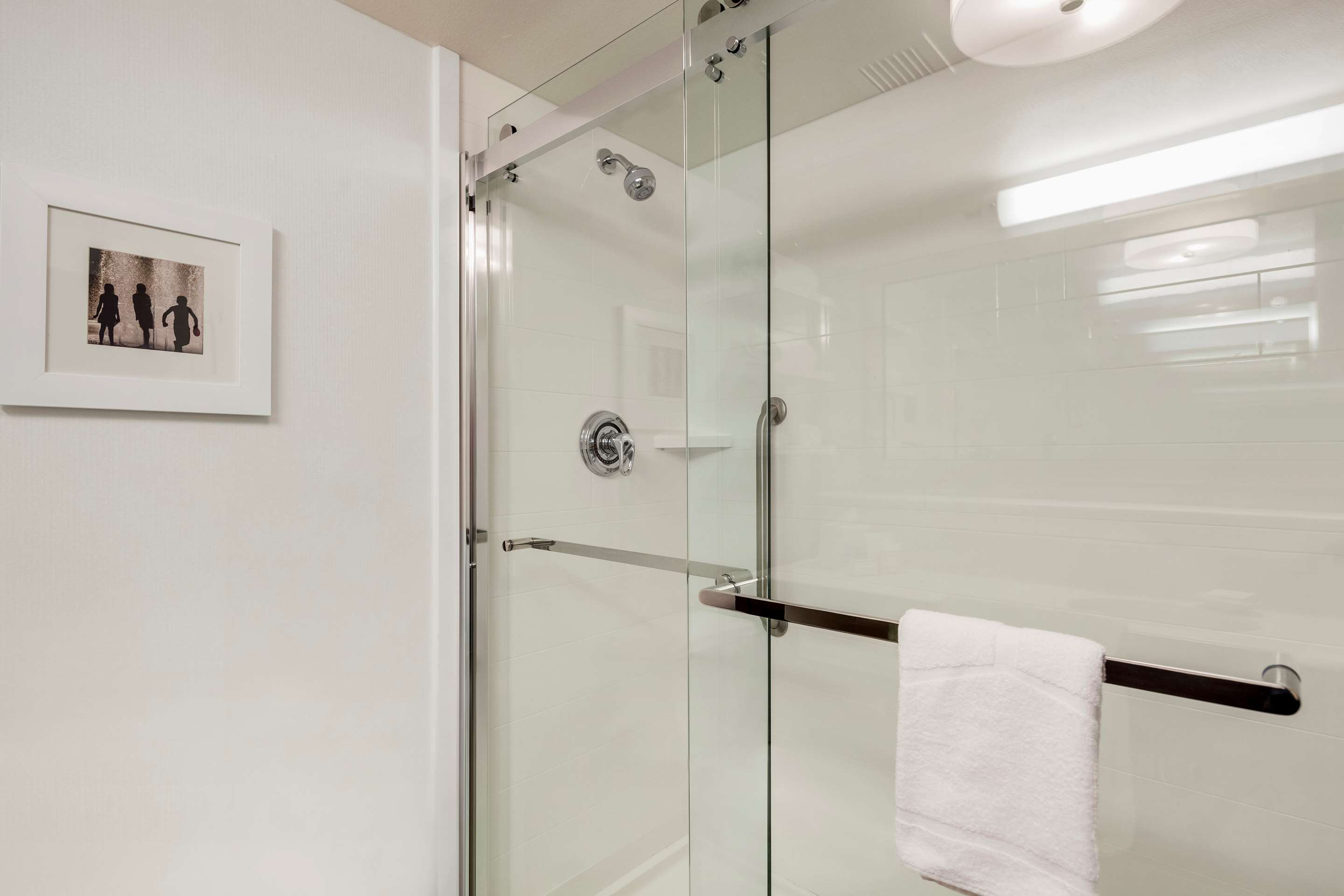 Guest room bath