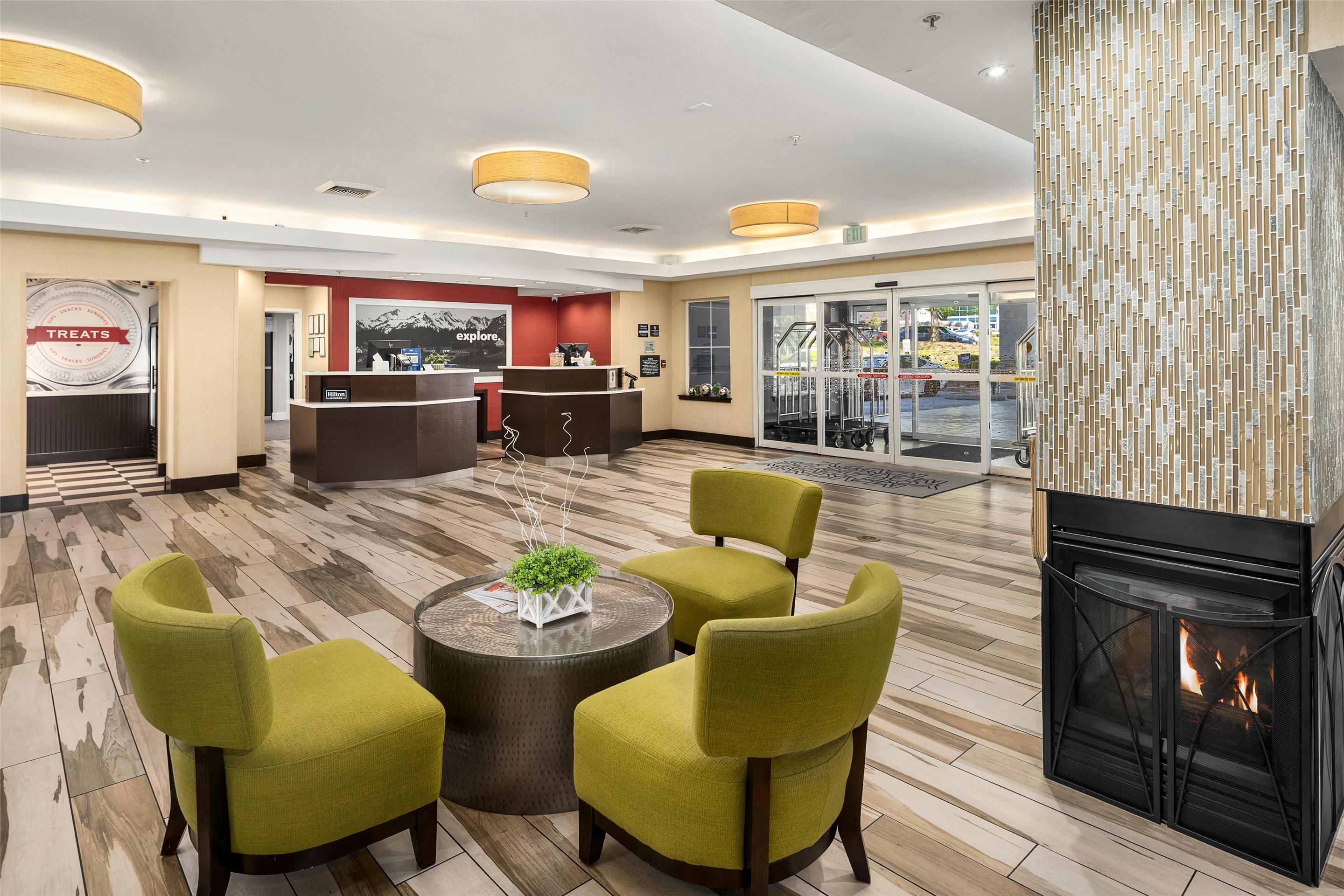 Lobby | Hampton Inn & Suites Seattle-North/Lynnwood
