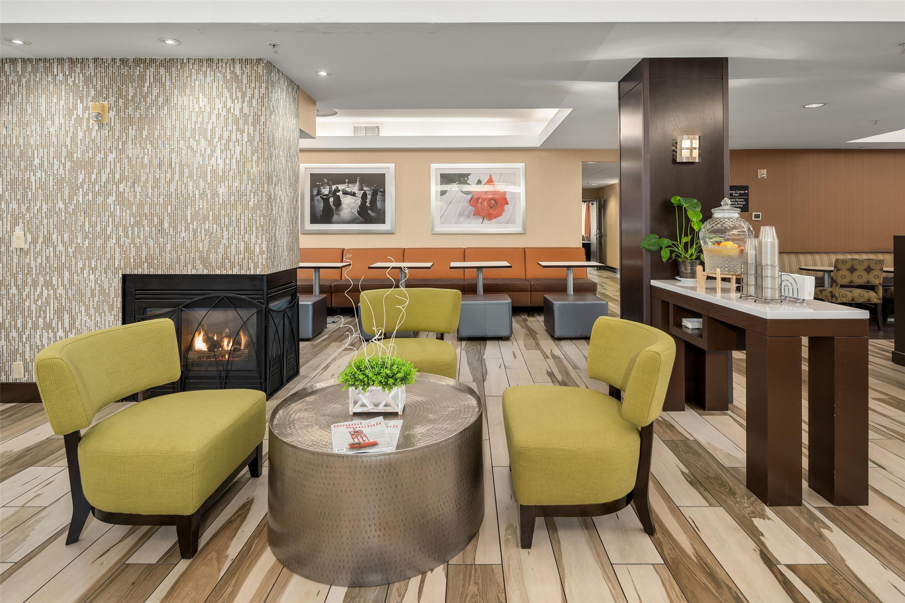 Lobby | Hampton Inn & Suites Seattle-North/Lynnwood