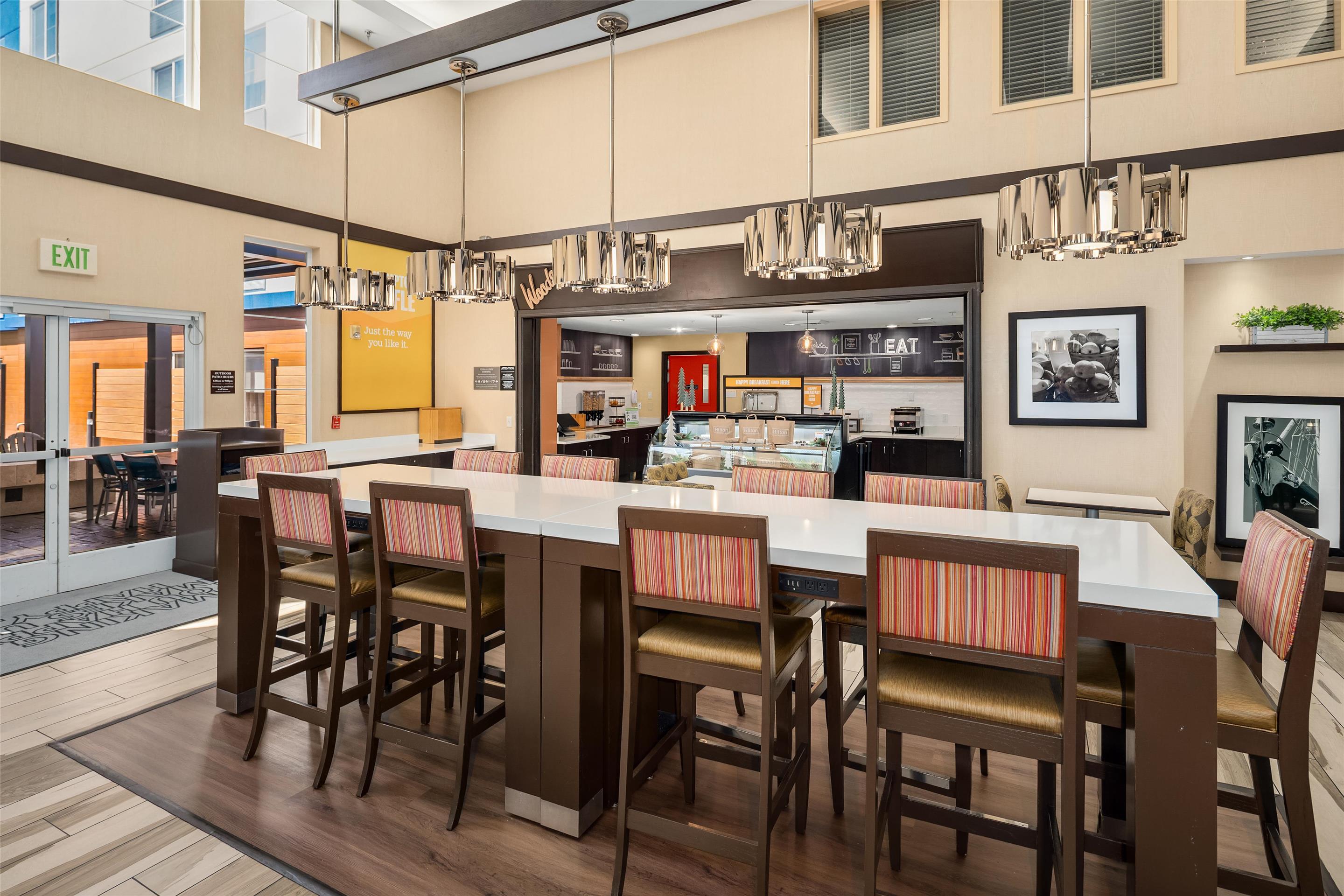 Breakfast Area | Hampton Inn & Suites Seattle-North/Lynnwood