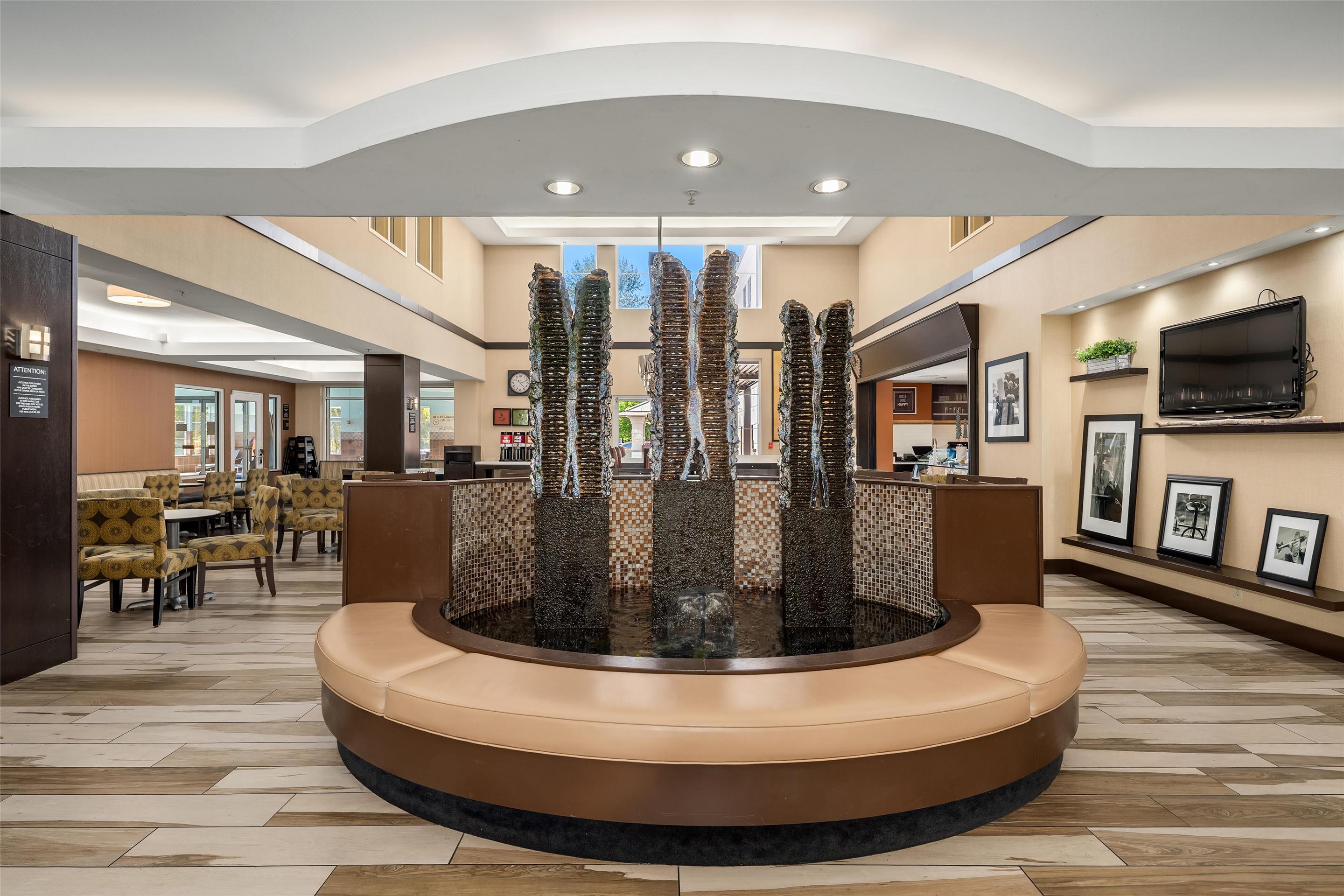 Lobby | Hampton Inn & Suites Seattle-North/Lynnwood