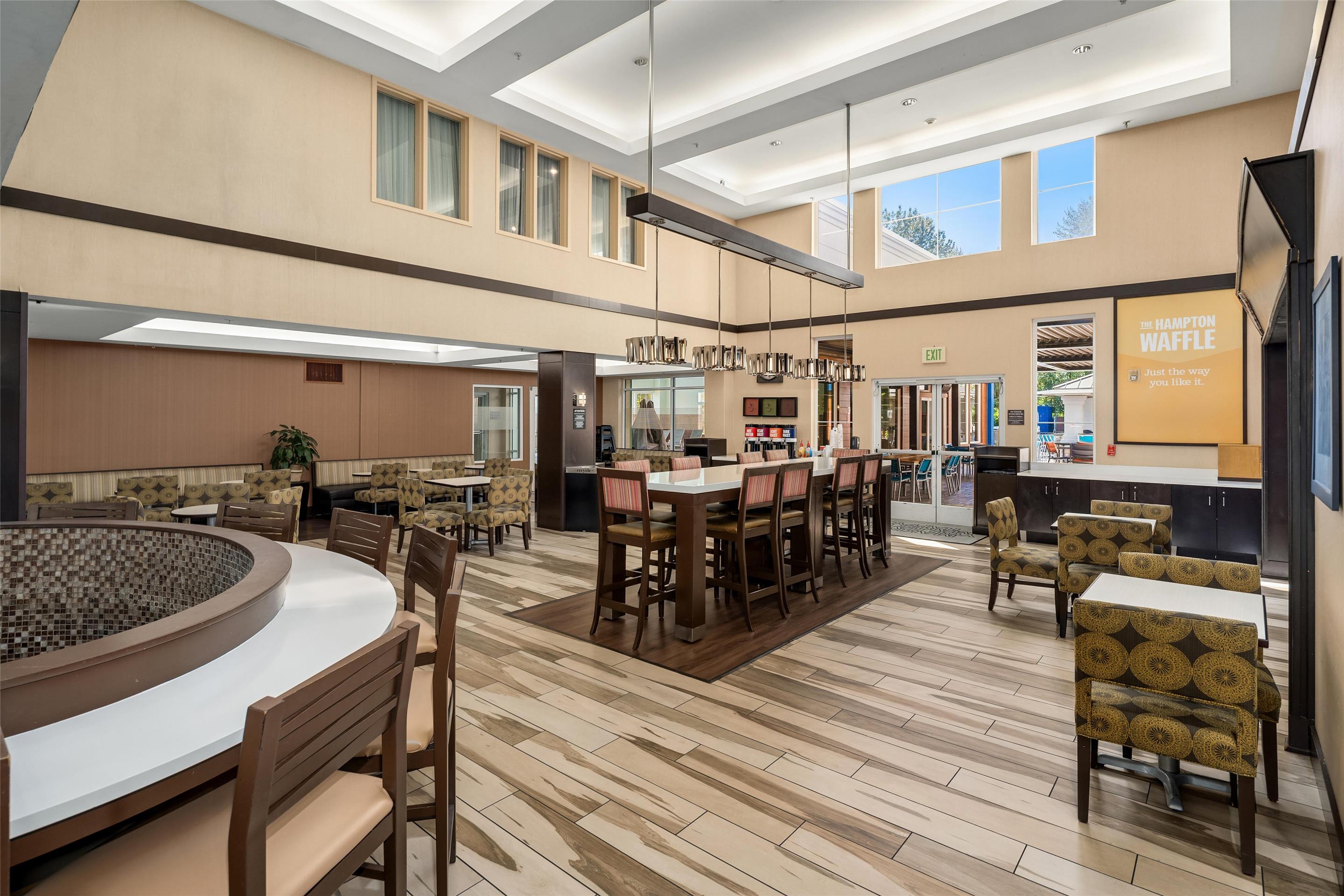 Breakfast Area | Hampton Inn & Suites Seattle-North/Lynnwood