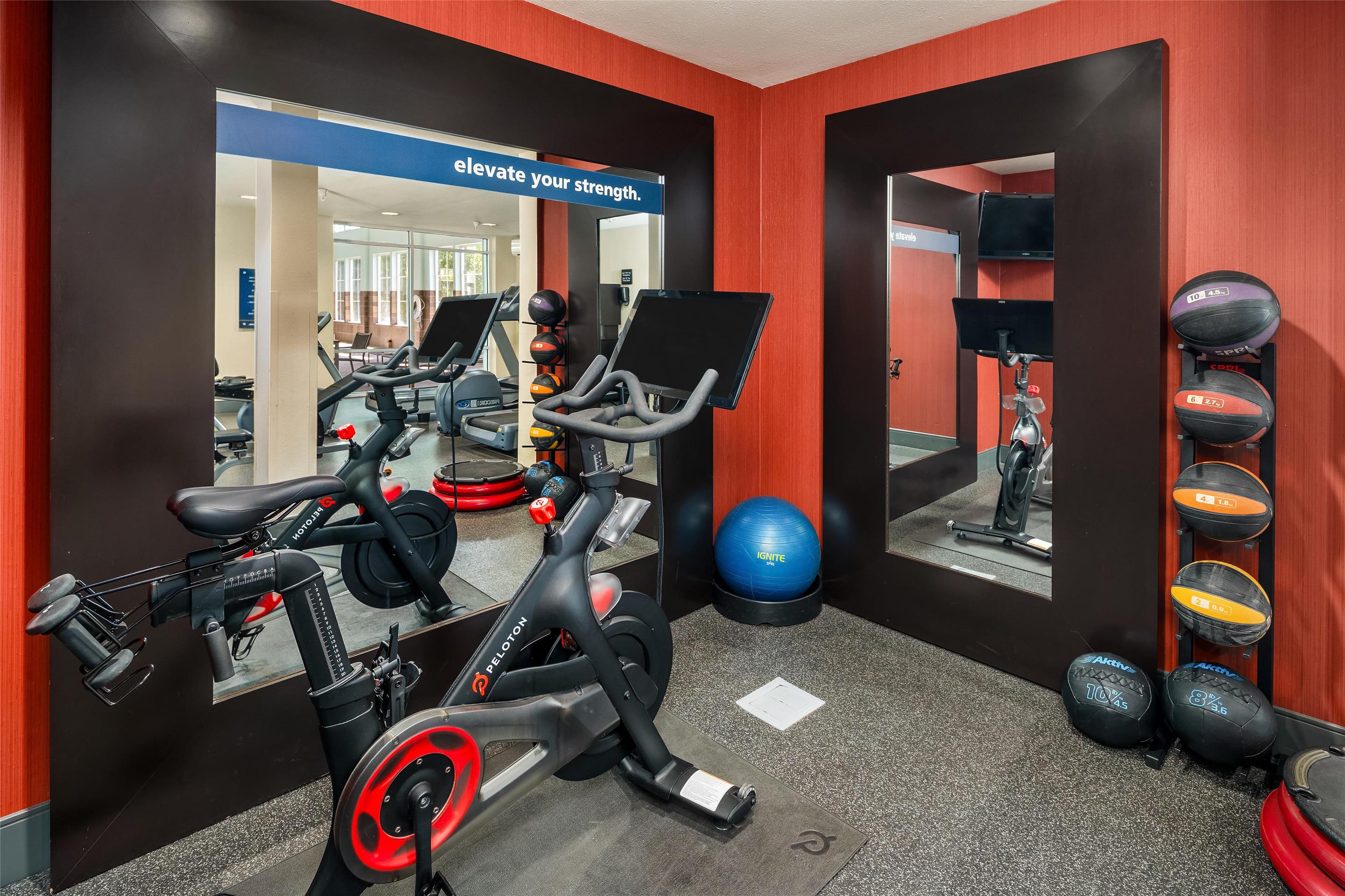 Health club fitness center gym | Hampton Inn & Suites Seattle-North/Lynnwood