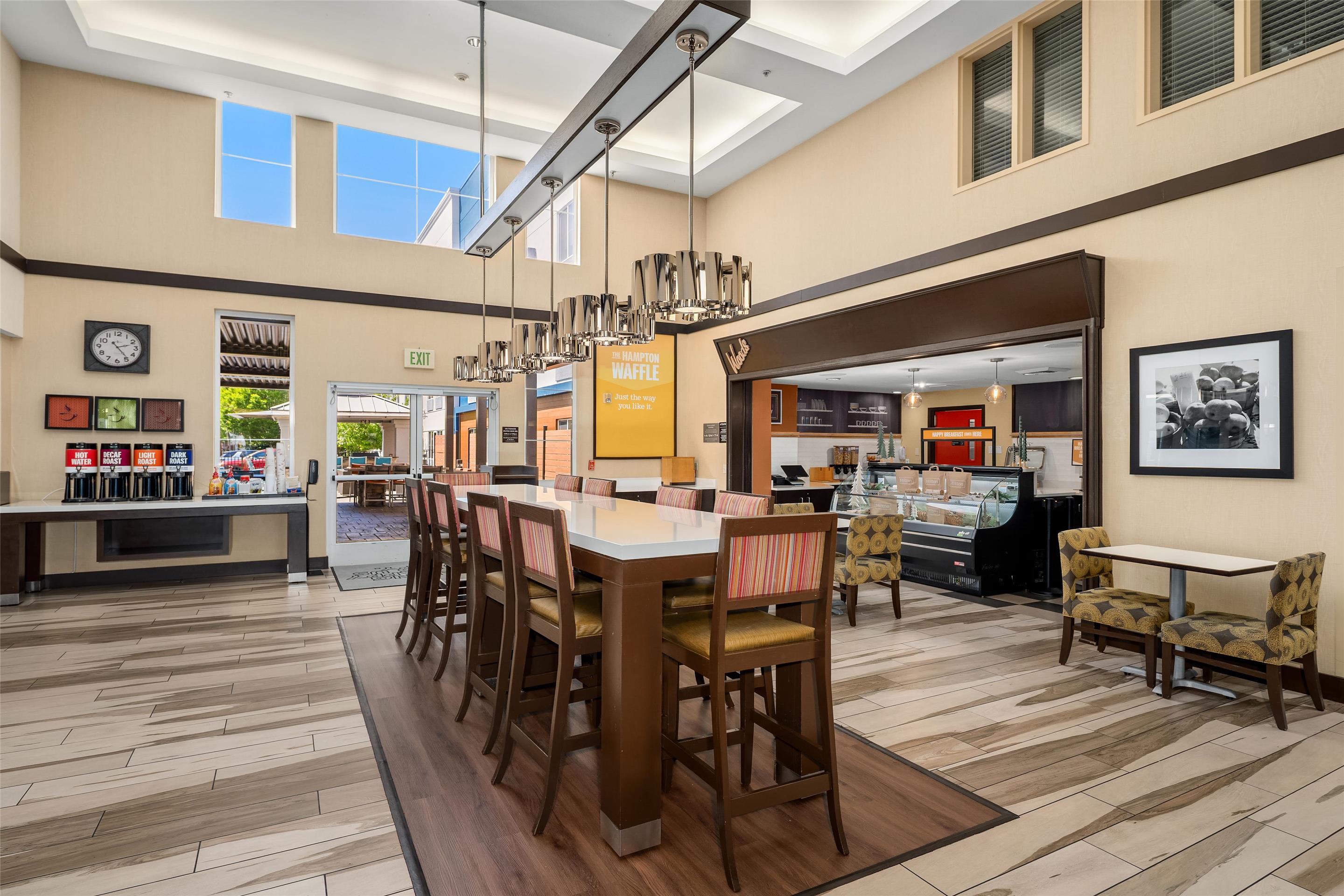 Breakfast Area | Hampton Inn & Suites Seattle-North/Lynnwood