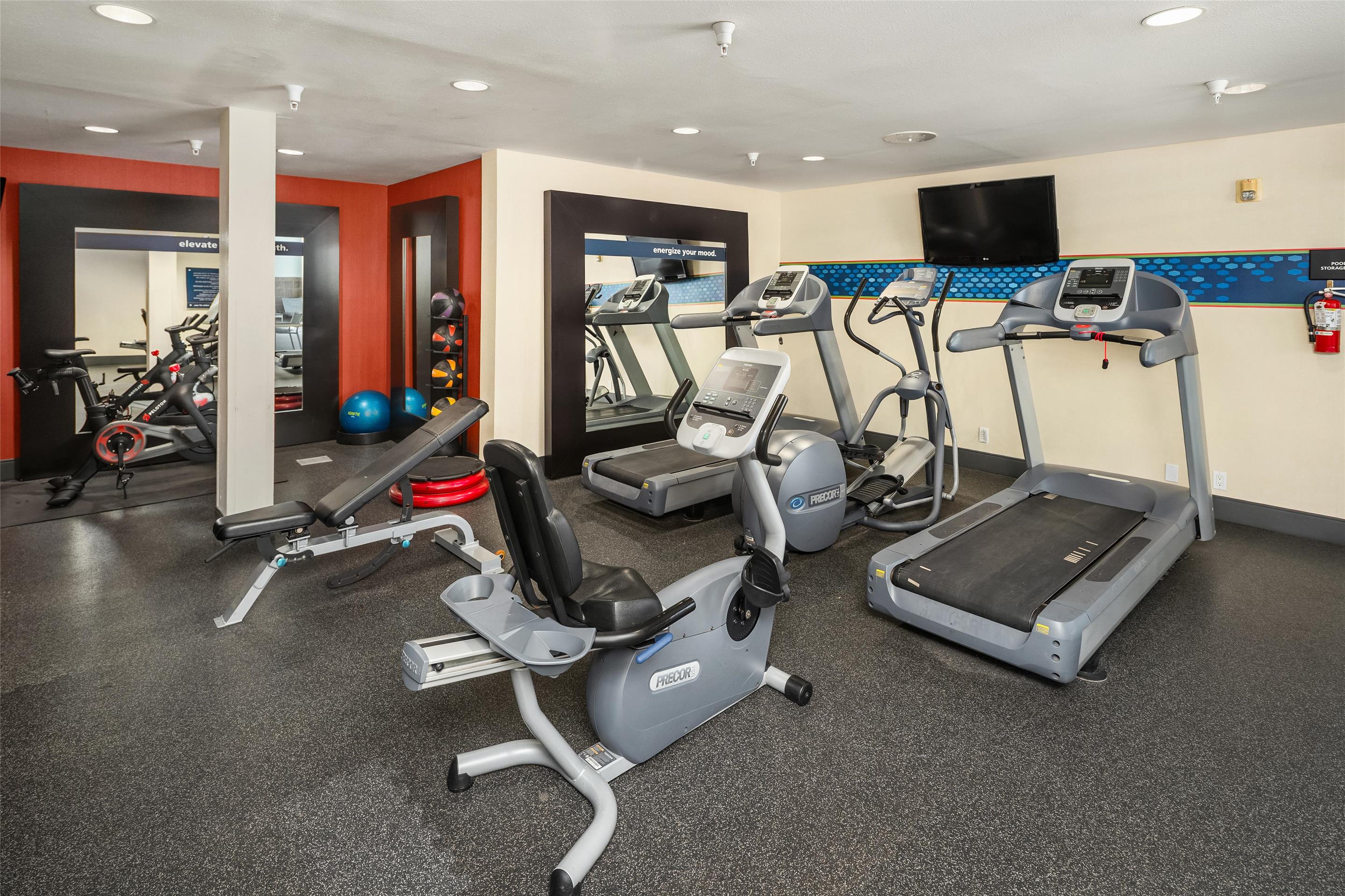 Health club fitness center gym | Hampton Inn & Suites Seattle-North/Lynnwood