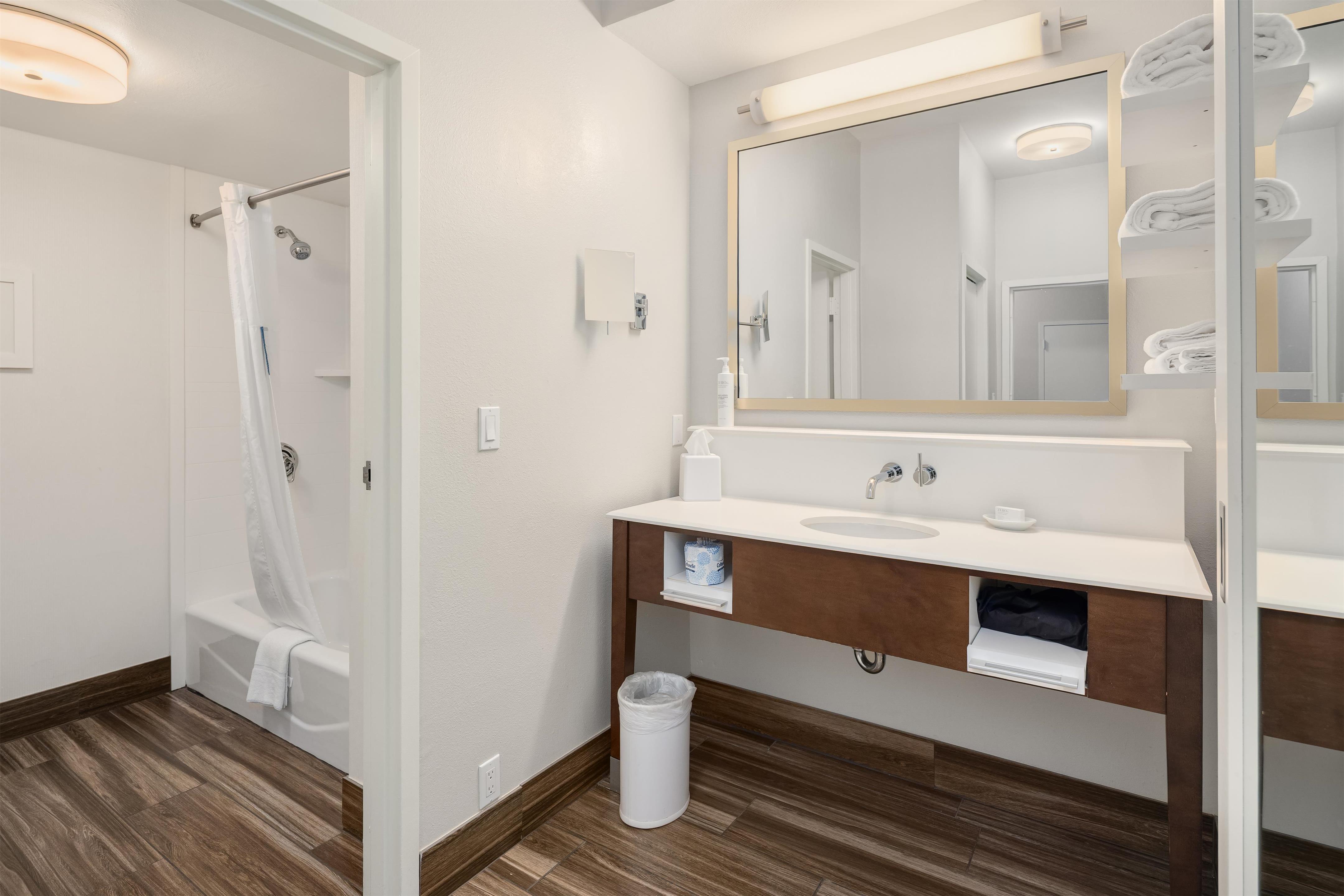 Guest room bath