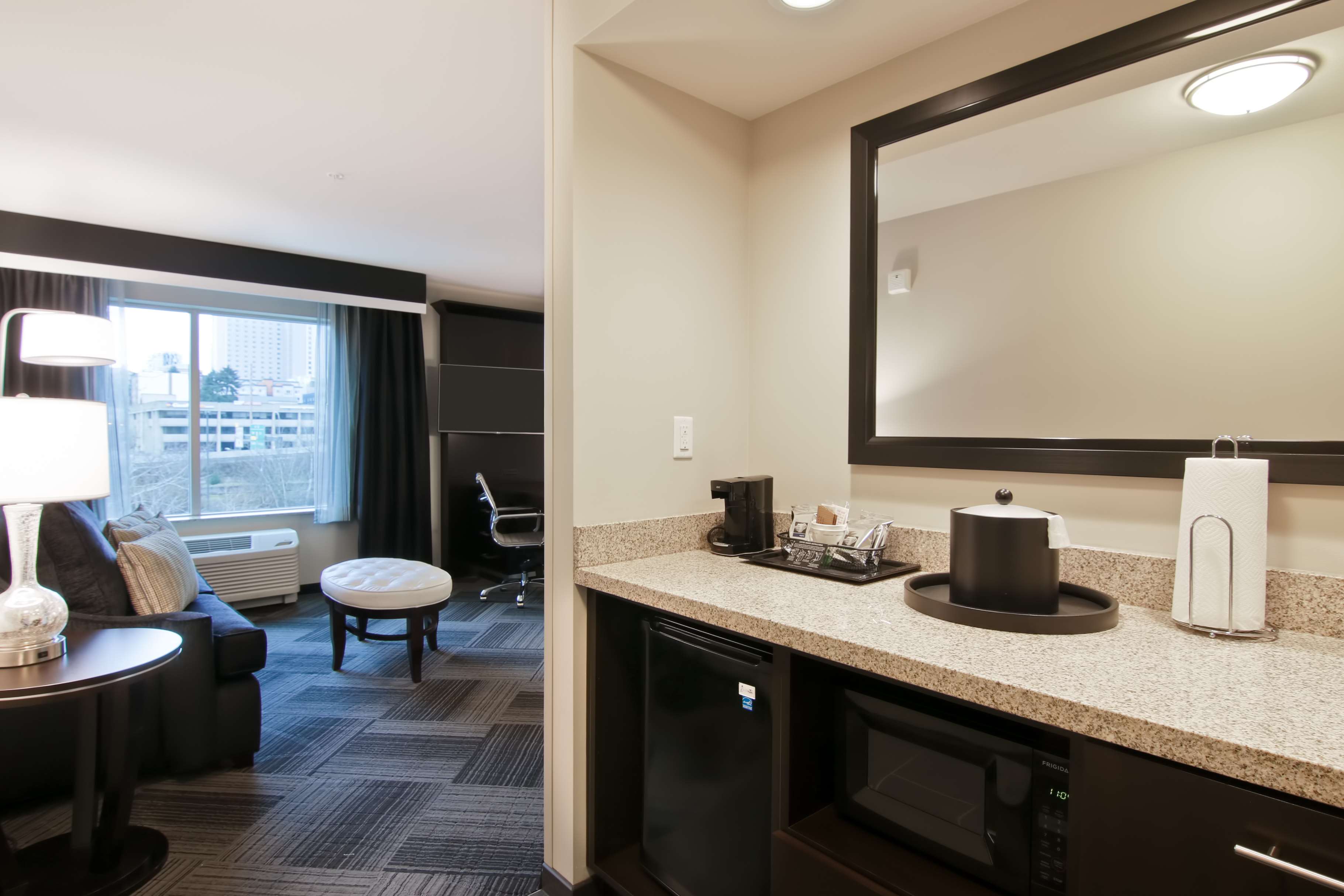 Hampton Inn & Suites Bellevue Downtown-Seattle, WA Room Type - 1KN STDO MIC FRIDG WTBR NS