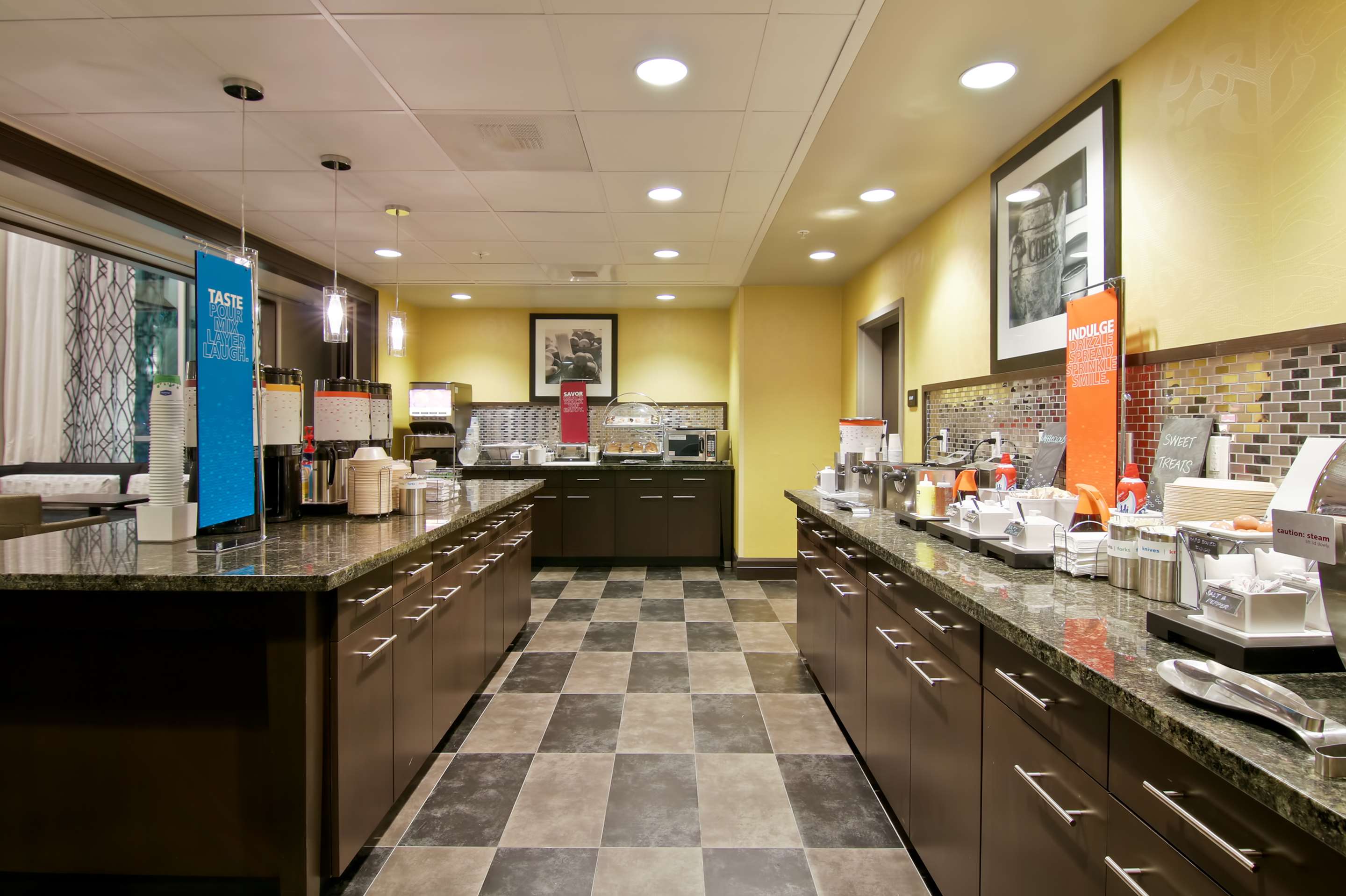 Breakfast Area | Hampton Inn & Suites Bellevue Downtown-Seattle