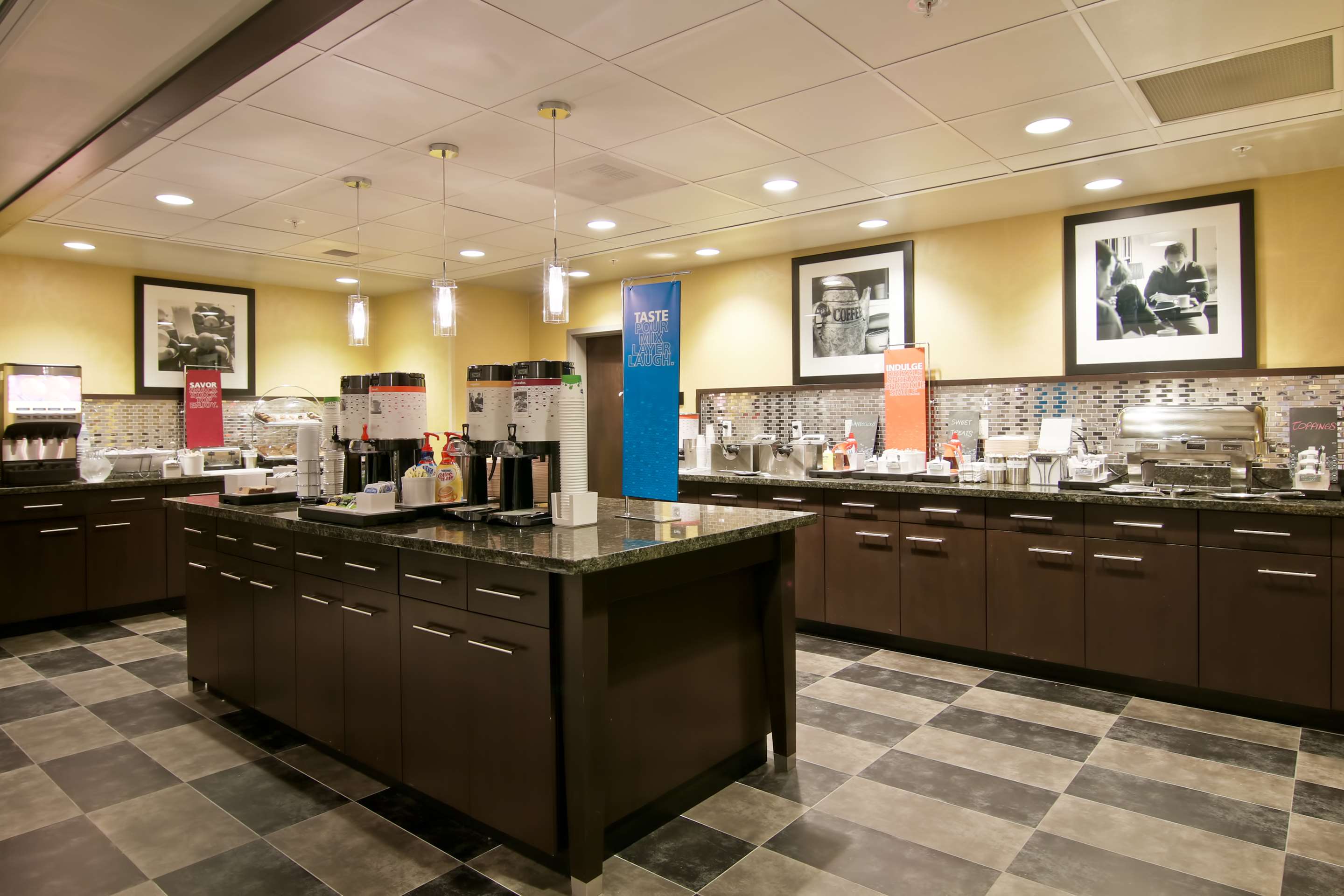 Breakfast Area | Hampton Inn & Suites Bellevue Downtown-Seattle