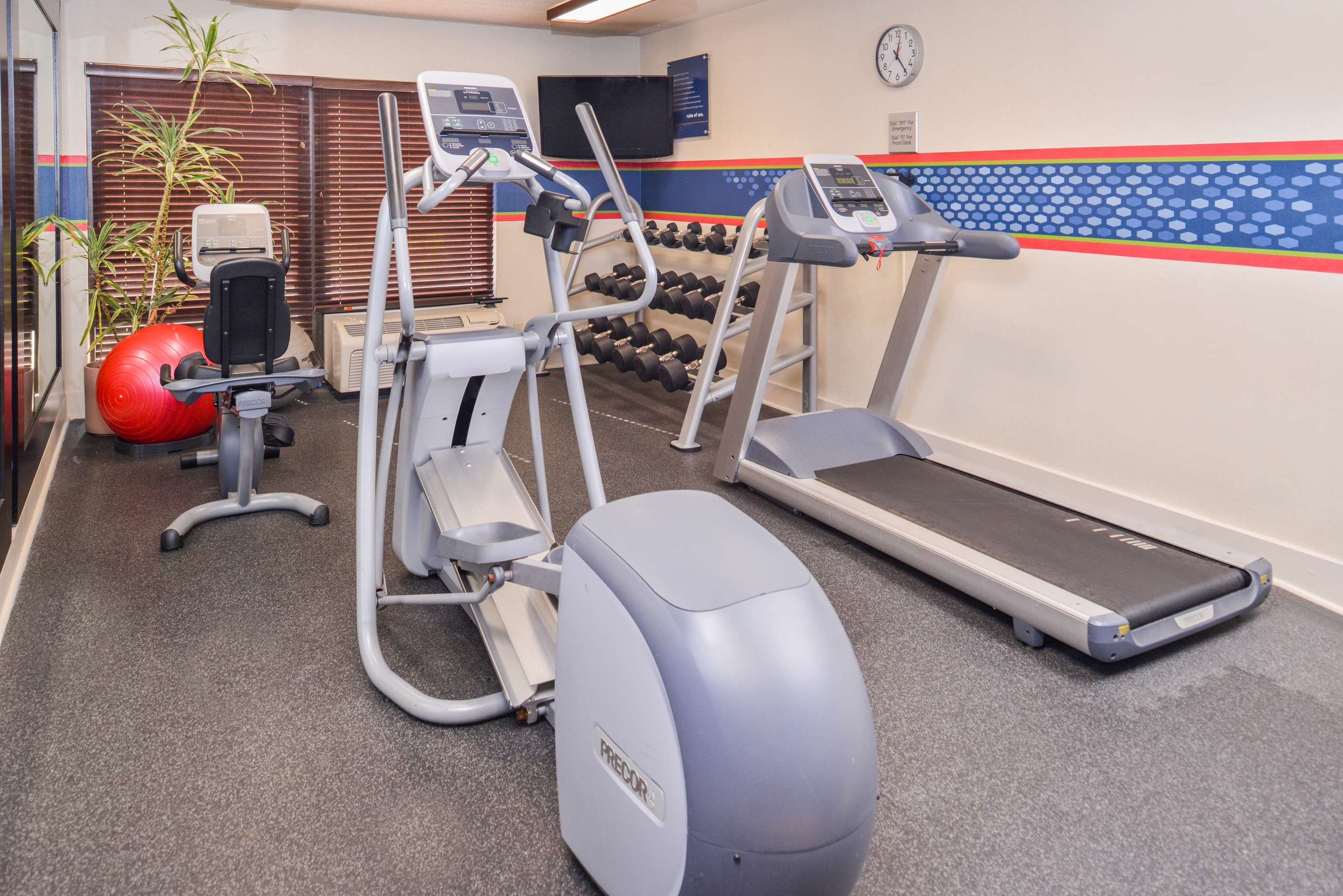 Health club fitness center gym | Hampton Inn Seattle-Airport