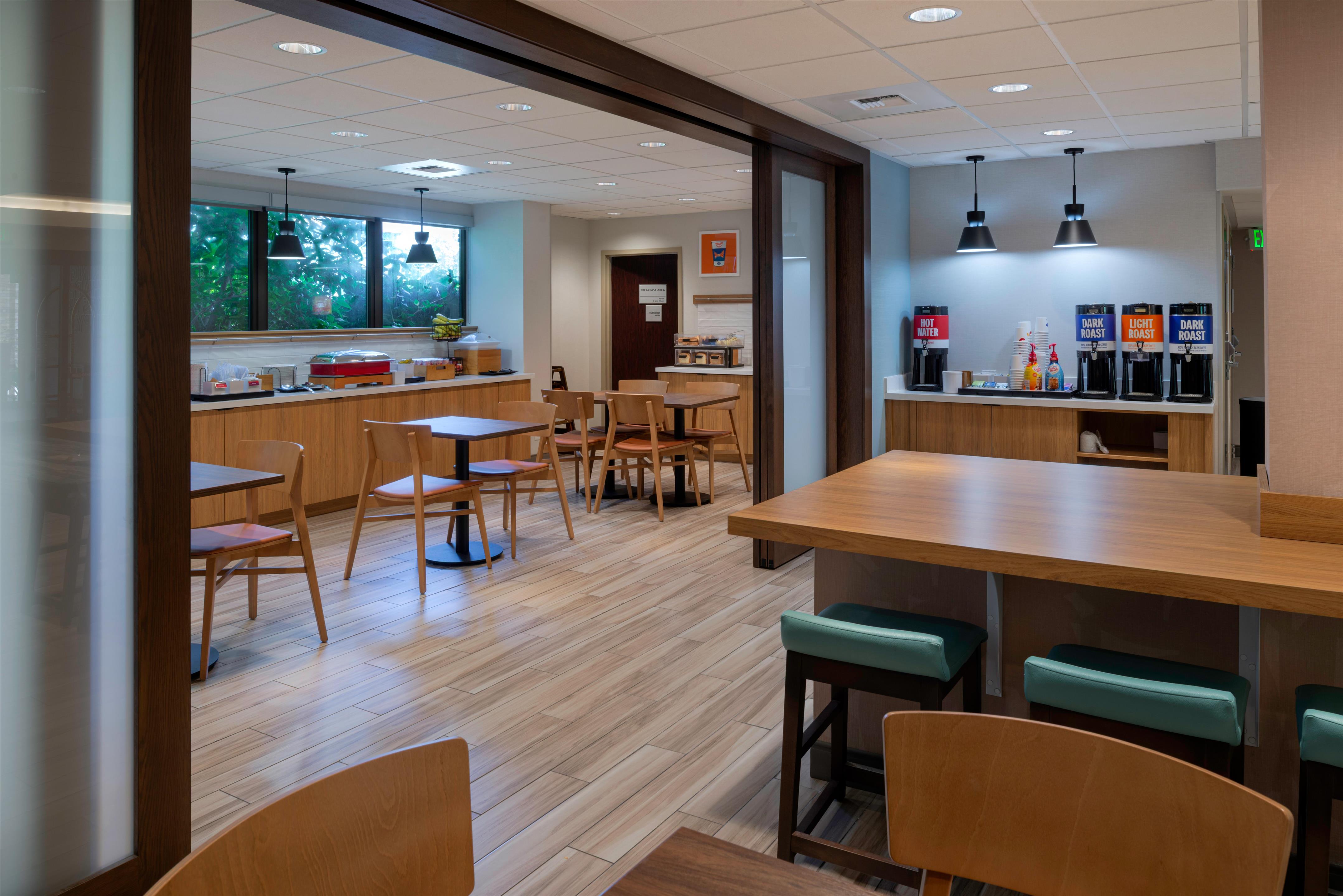 Breakfast Area | Hampton Inn Seattle-Airport