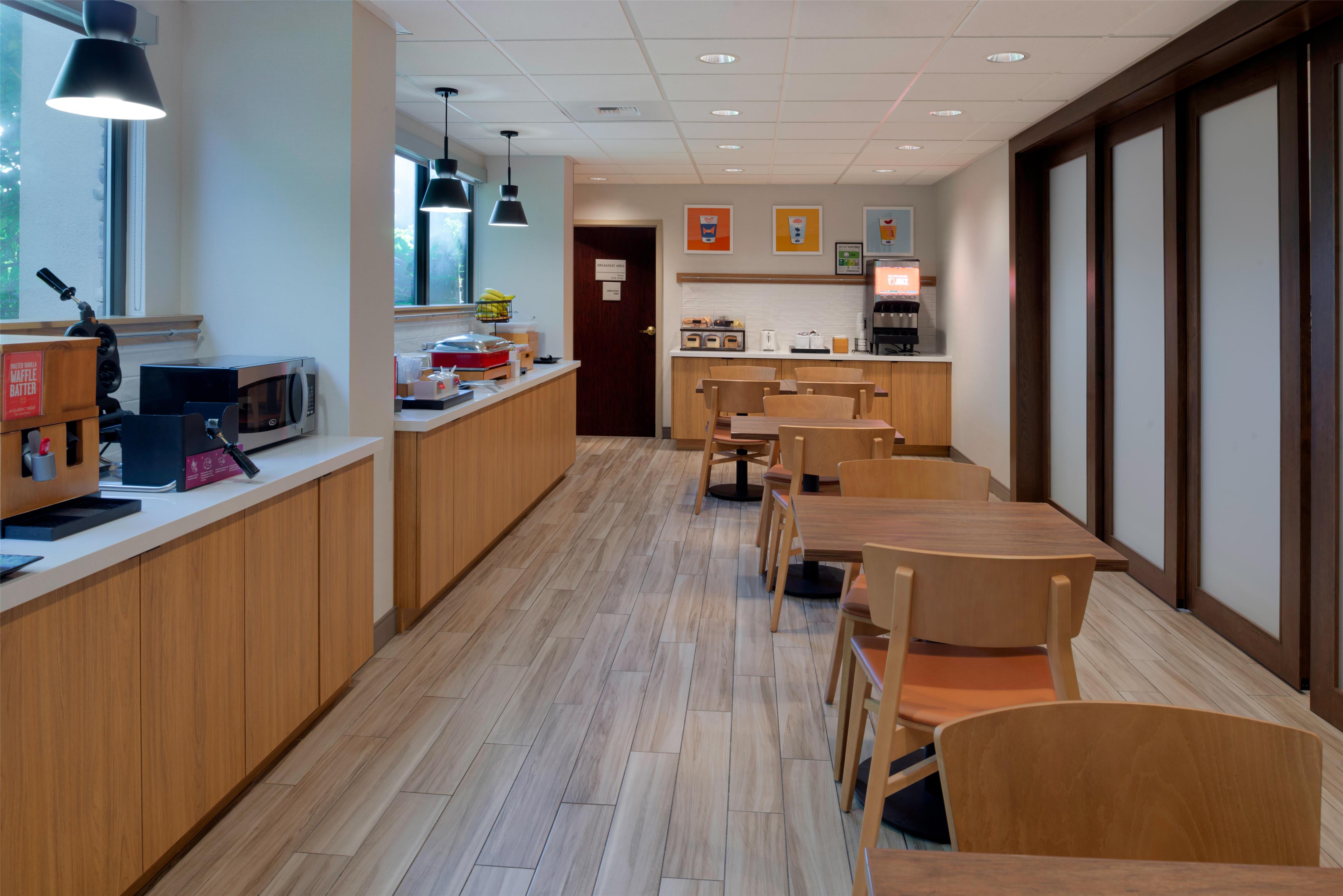 Breakfast Area | Hampton Inn Seattle-Airport