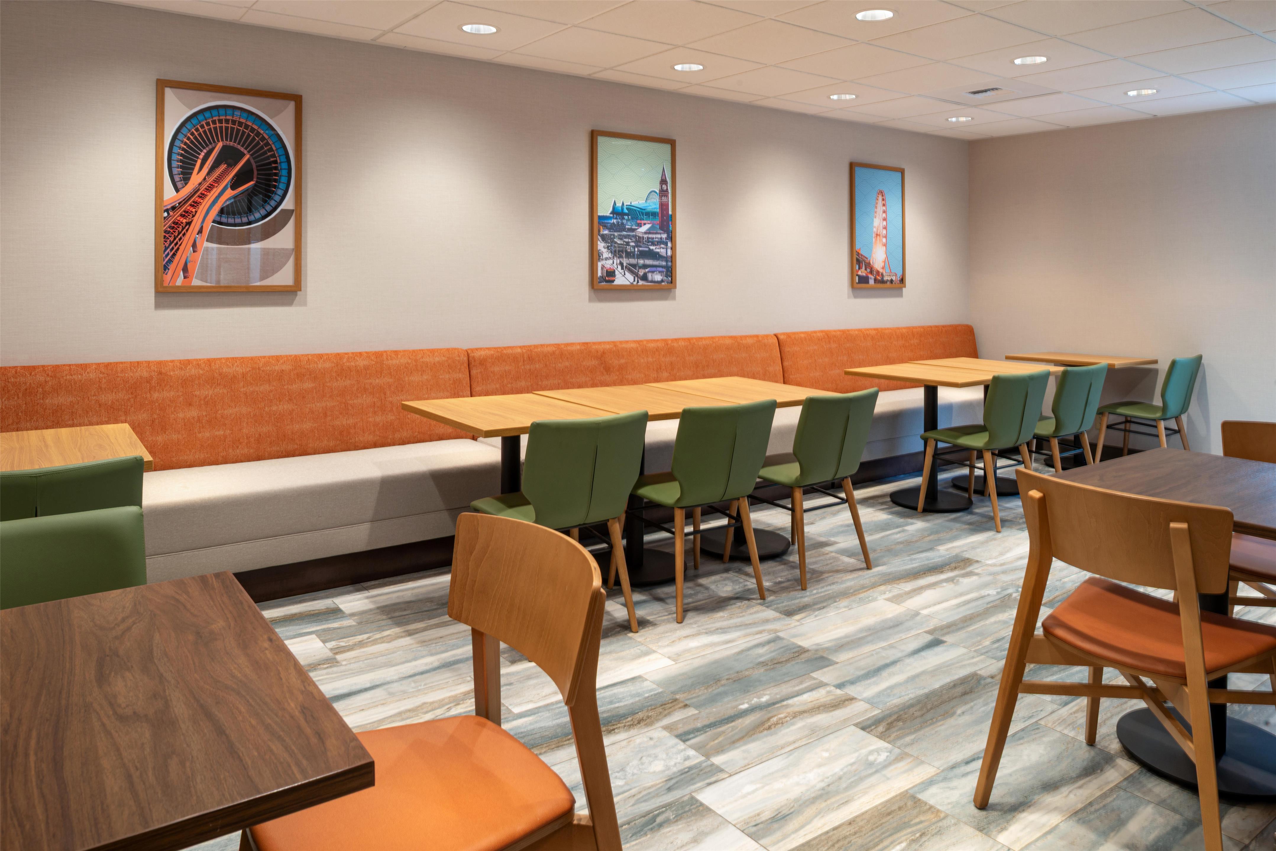 Breakfast Area | Hampton Inn Seattle-Airport