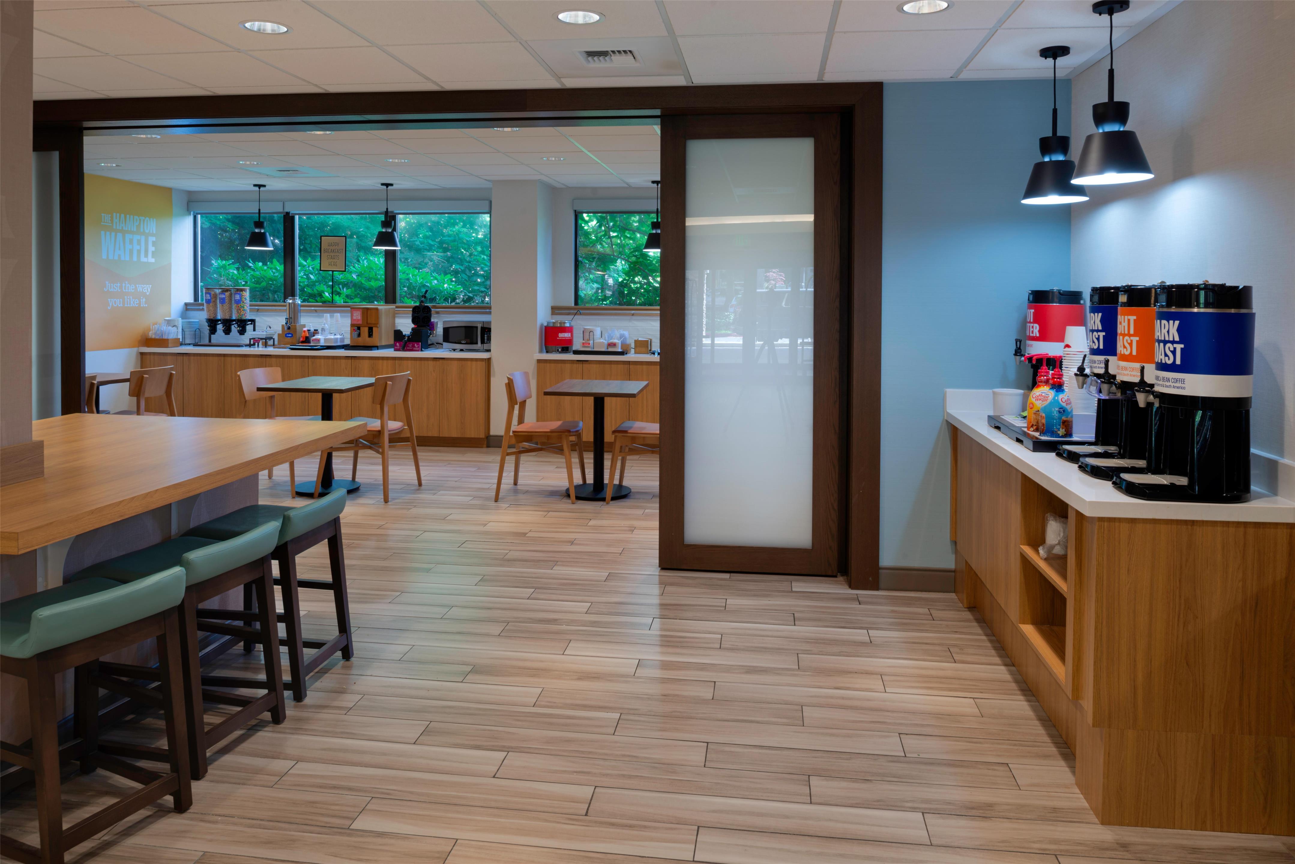 Breakfast Area | Hampton Inn Seattle-Airport