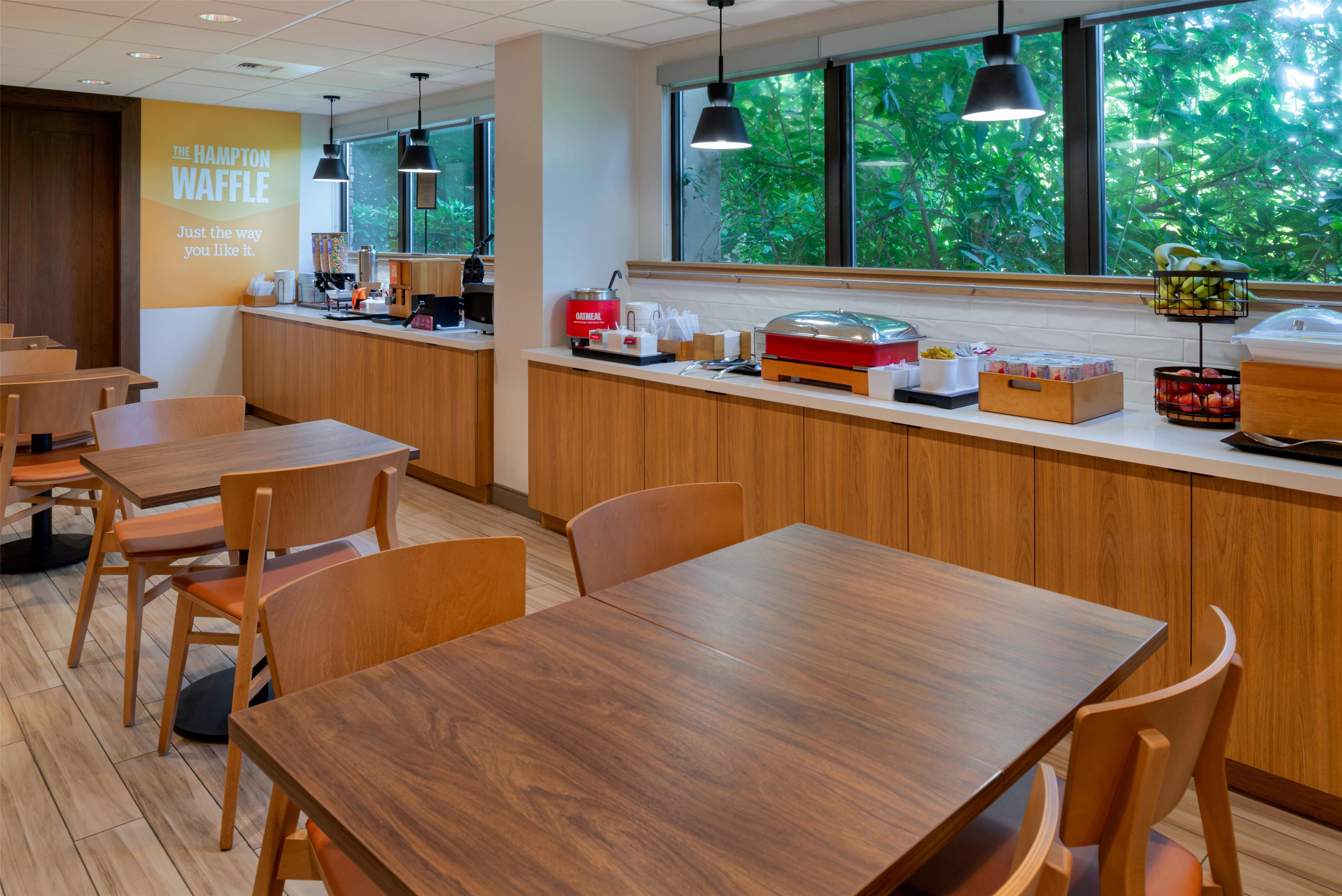 Breakfast Area | Hampton Inn Seattle-Airport