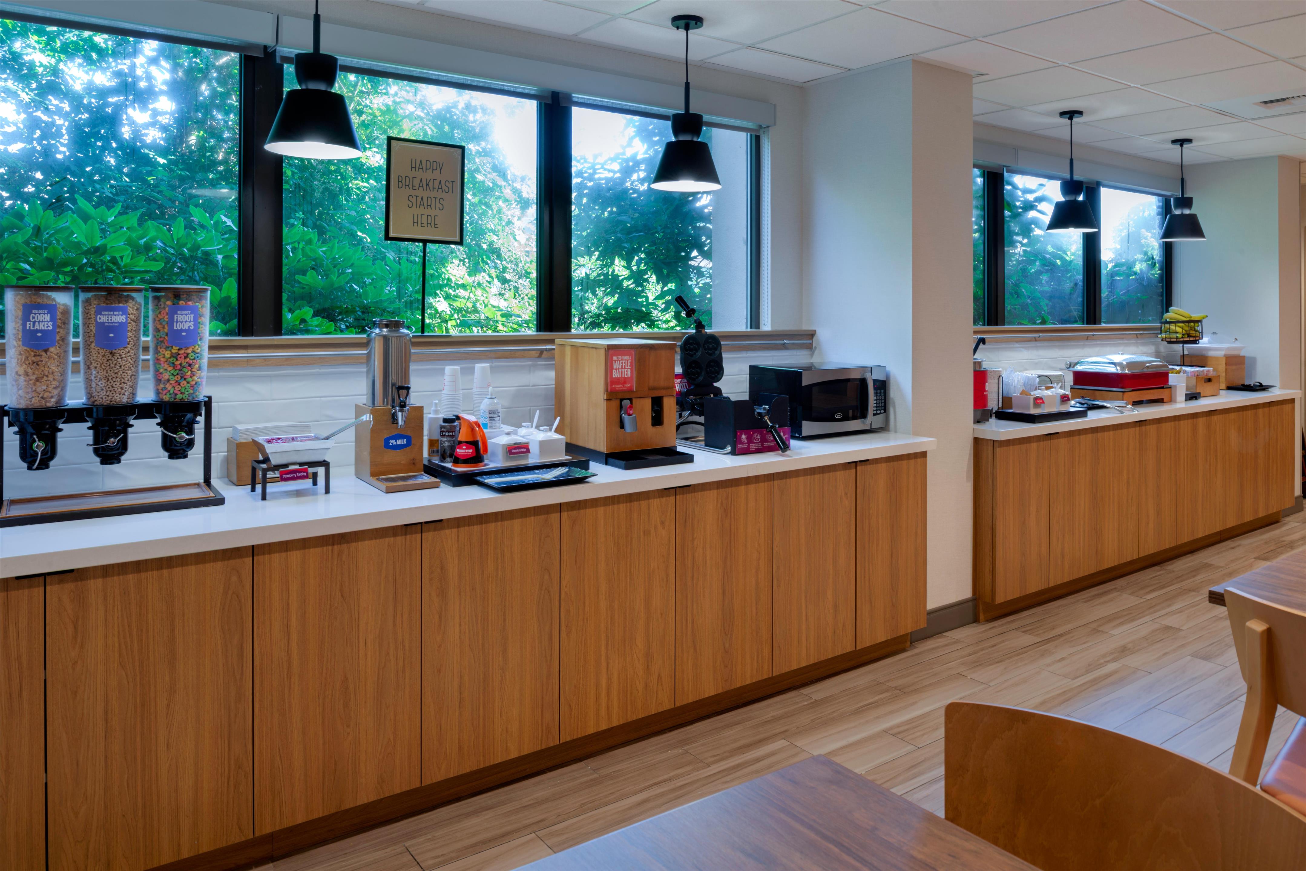 Breakfast Area | Hampton Inn Seattle-Airport