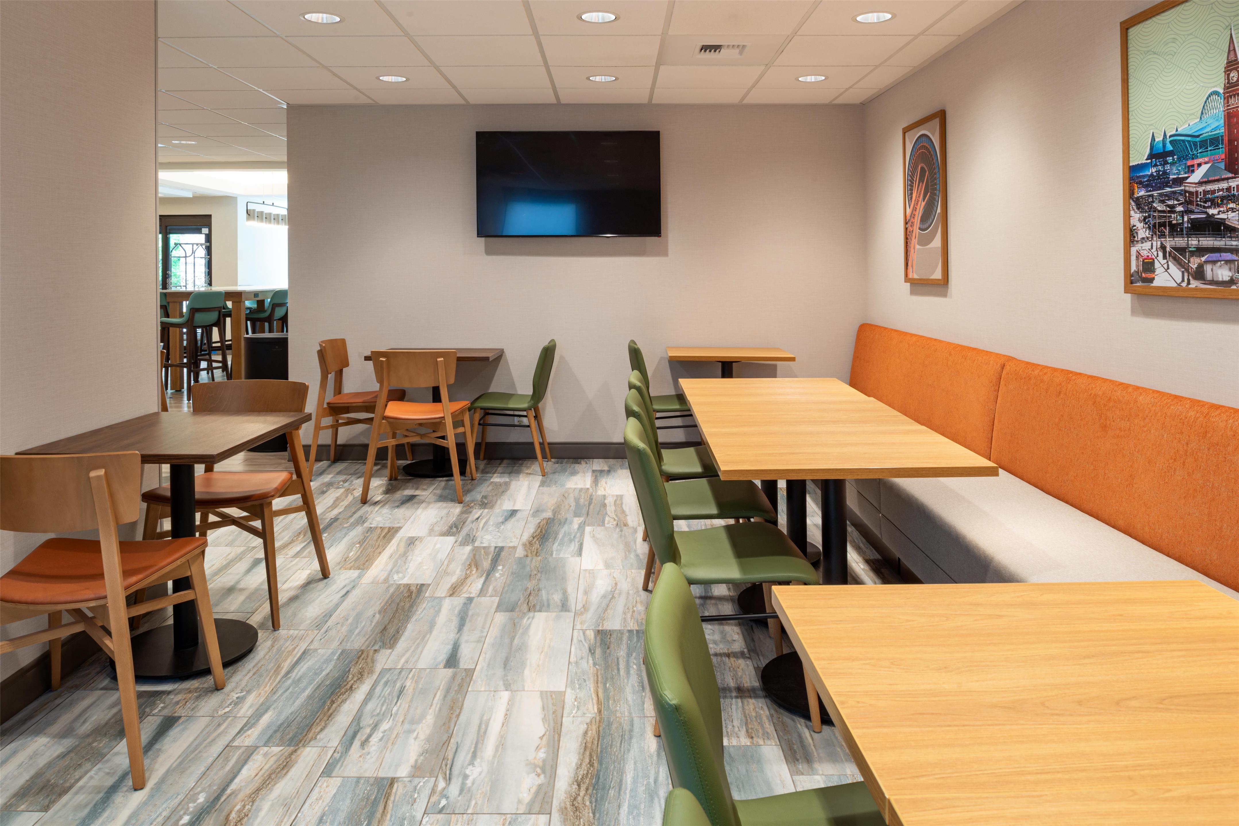 Breakfast Area | Hampton Inn Seattle-Airport