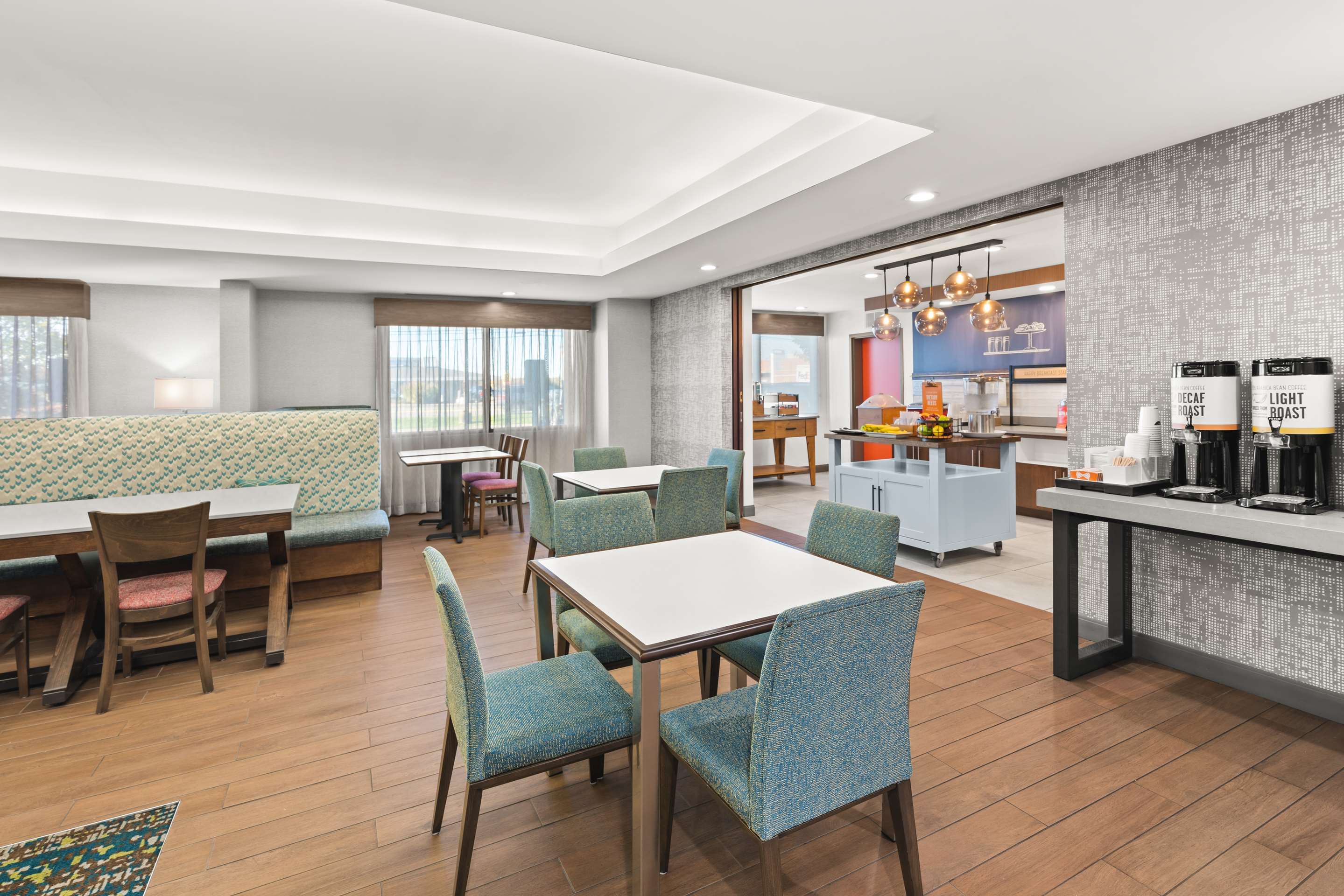 Breakfast Area | Hampton Inn Seekonk