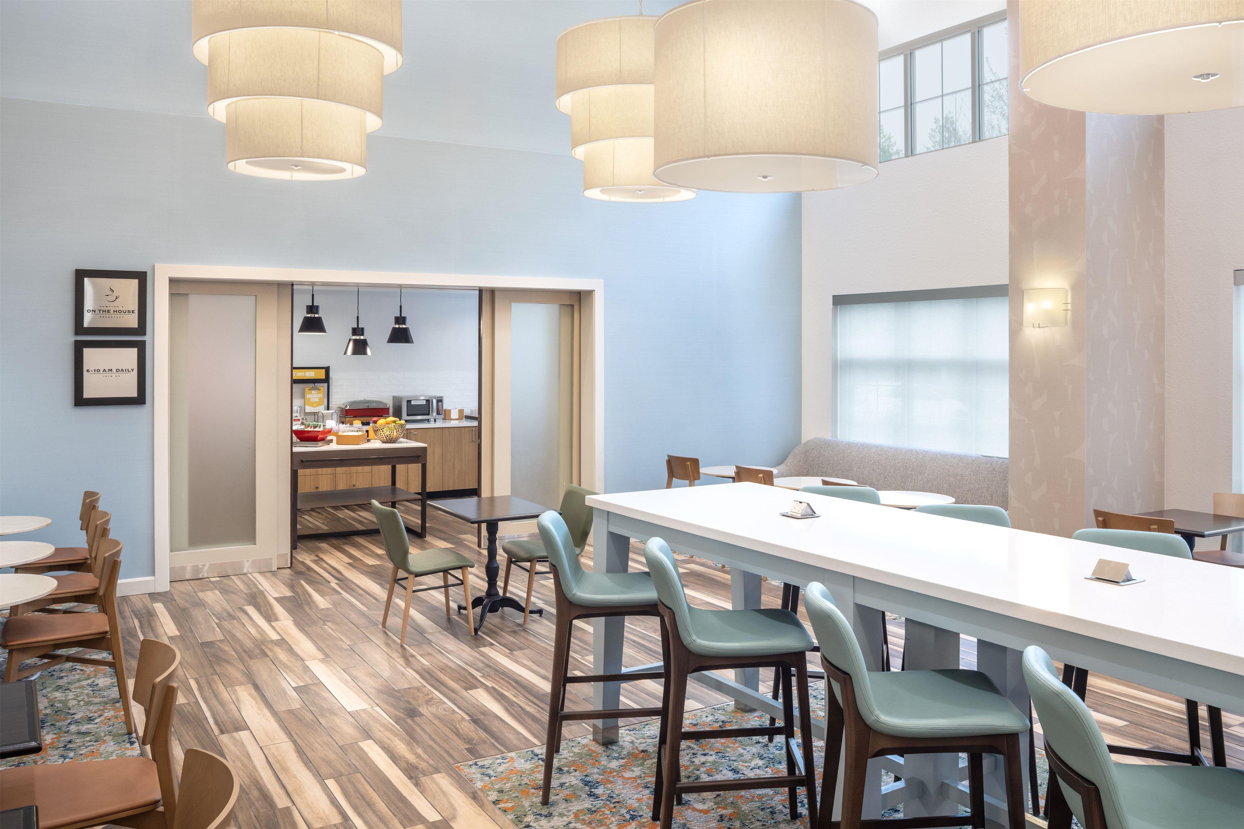 Breakfast Area | Hampton Inn & Suites Berkshires-Lenox