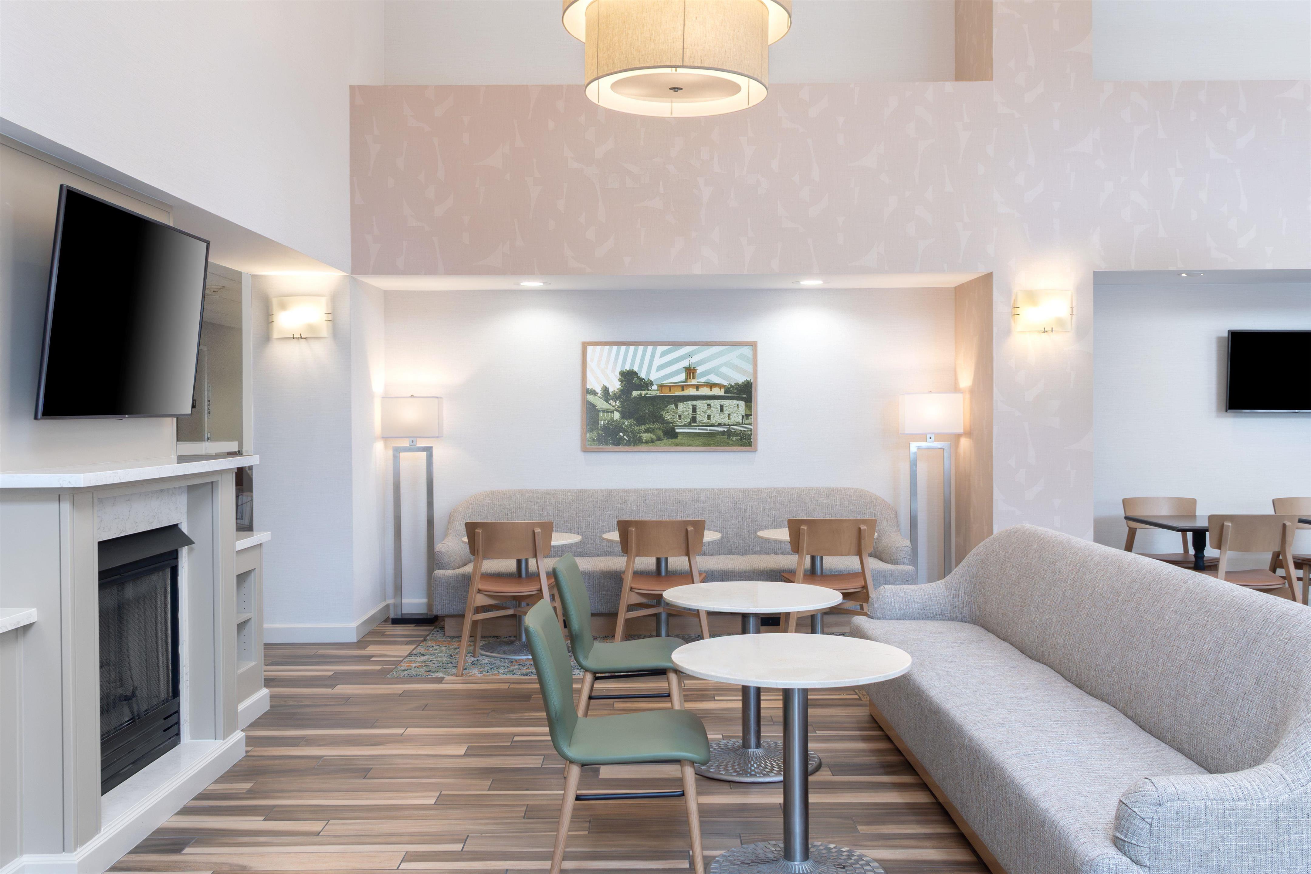 Breakfast Area | Hampton Inn & Suites Berkshires-Lenox
