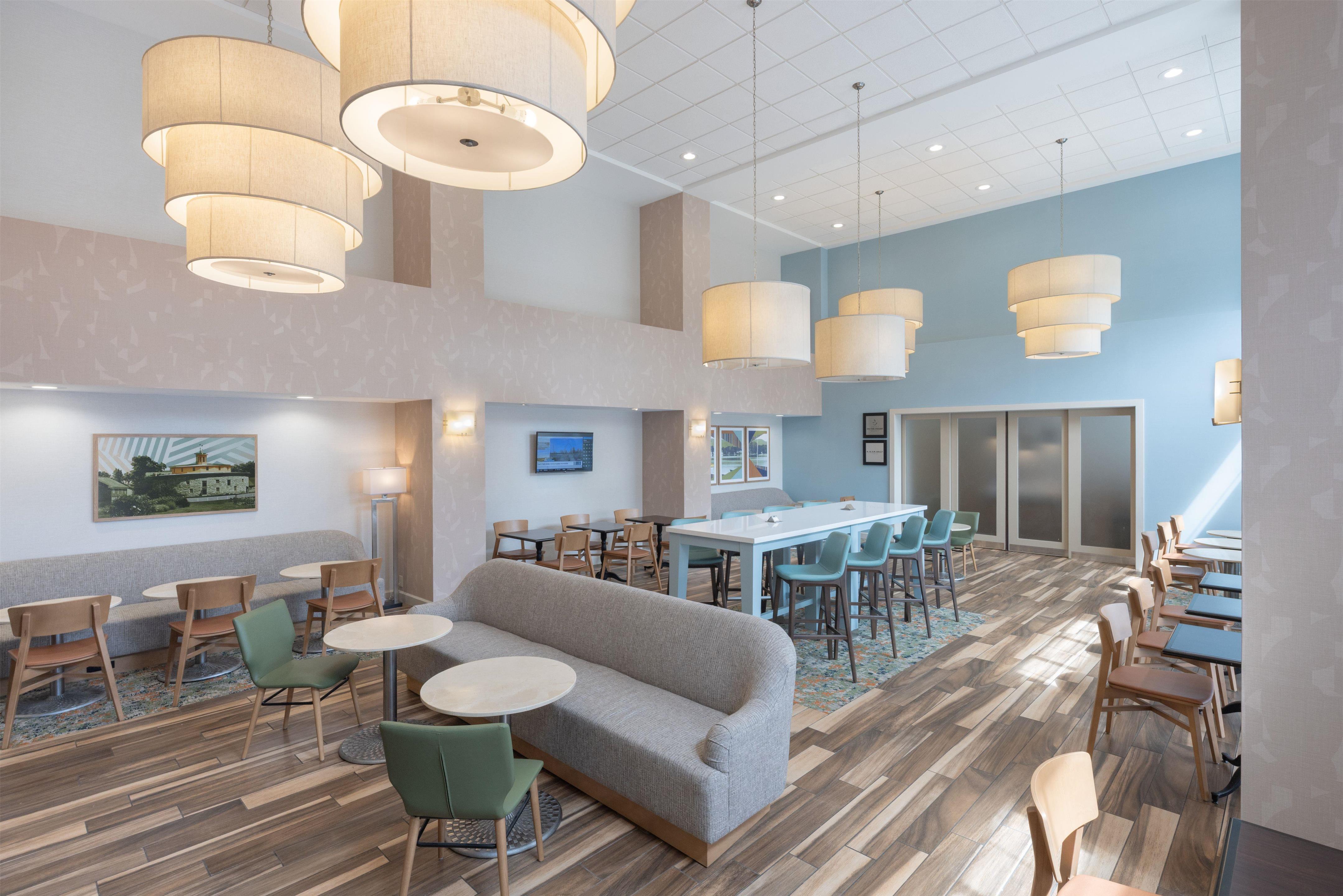 Breakfast Area | Hampton Inn & Suites Berkshires-Lenox