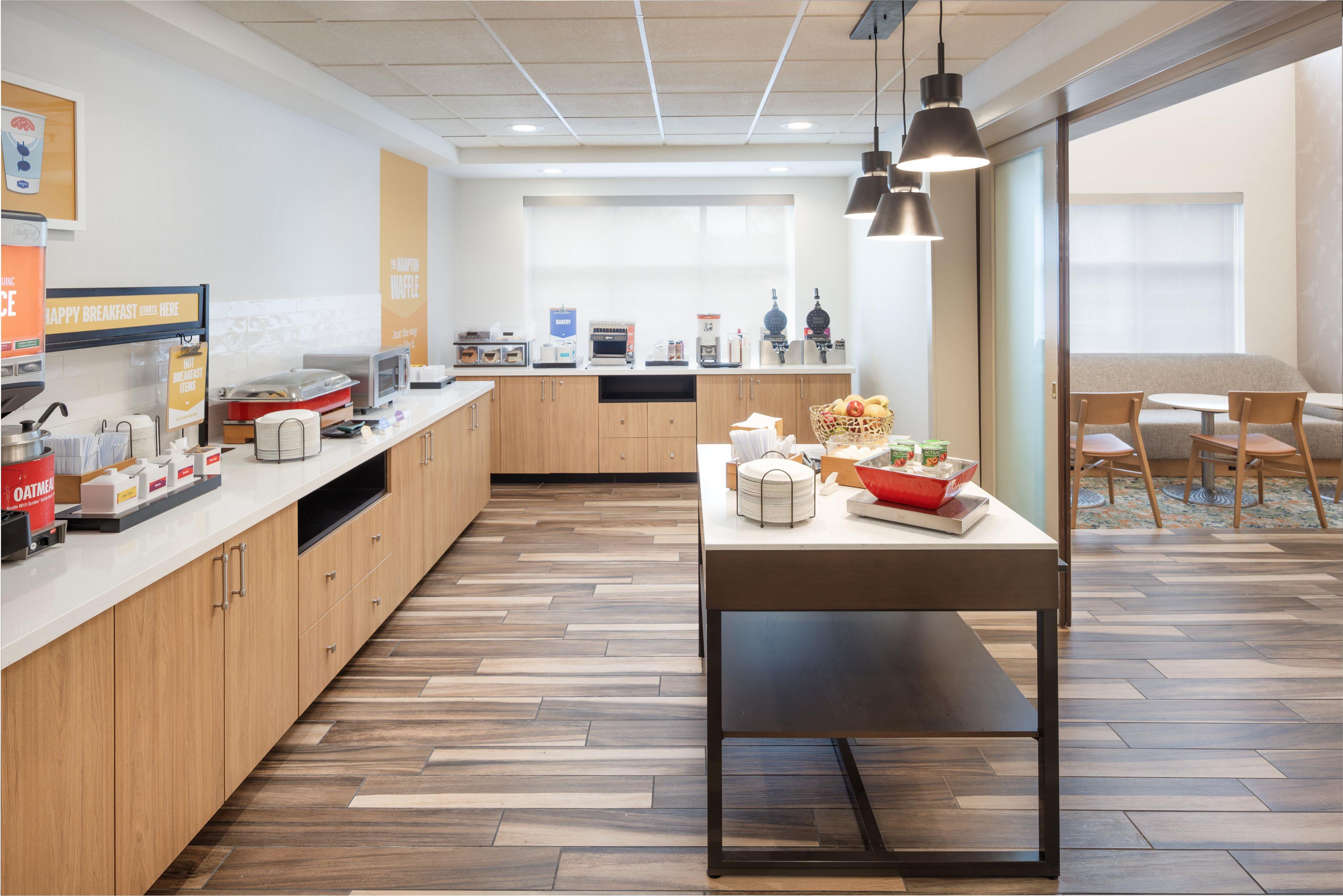Breakfast Area | Hampton Inn & Suites Berkshires-Lenox