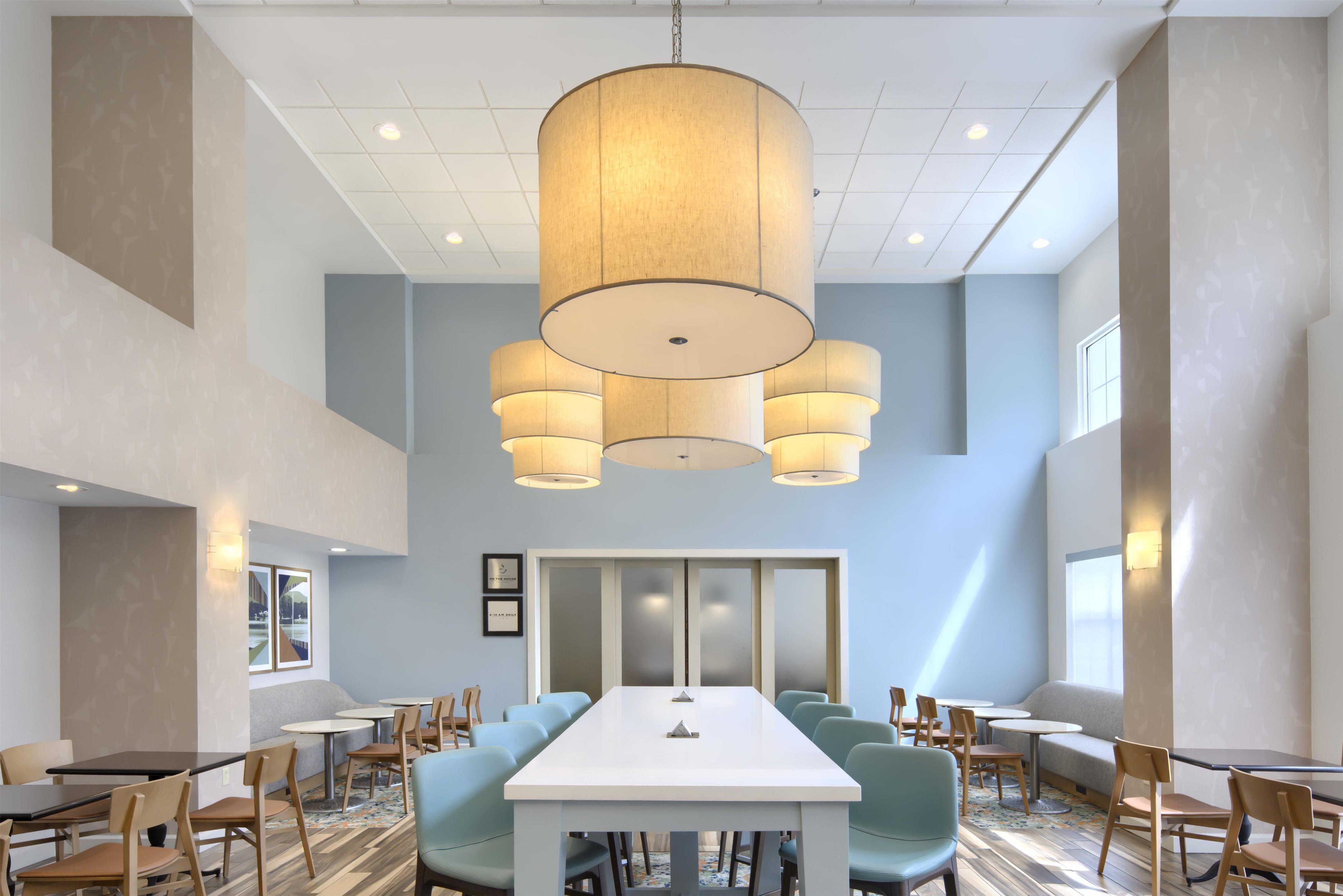 Breakfast Area | Hampton Inn & Suites Berkshires-Lenox