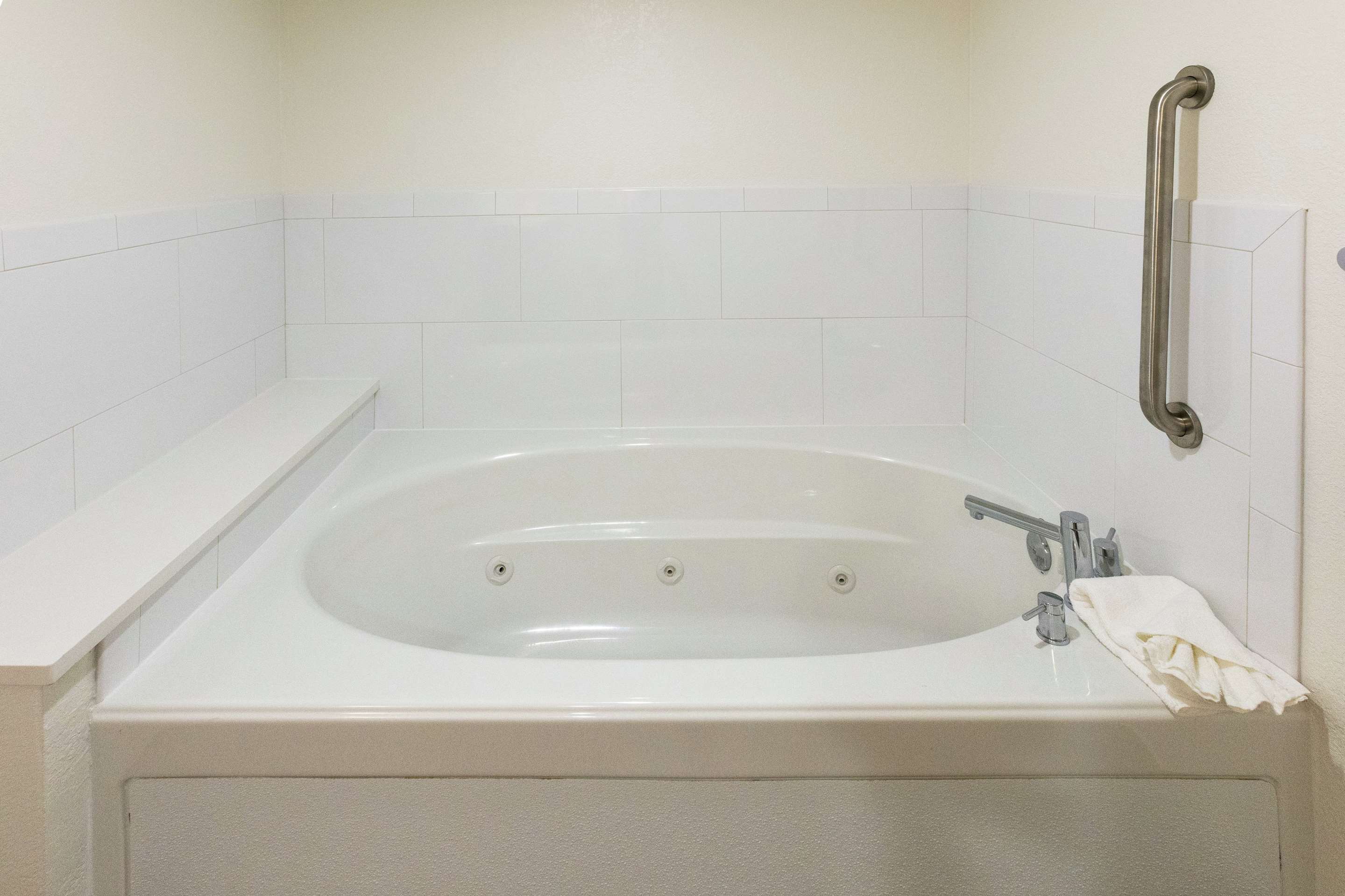 Guest room bath