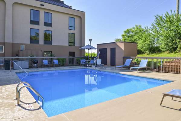 Pool - Hampton Inn Staunton