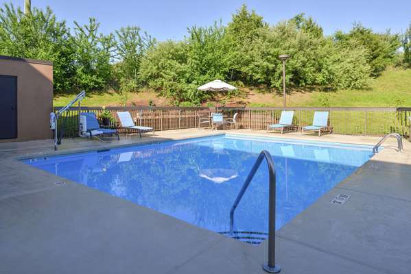 Pool - Hampton Inn Staunton
