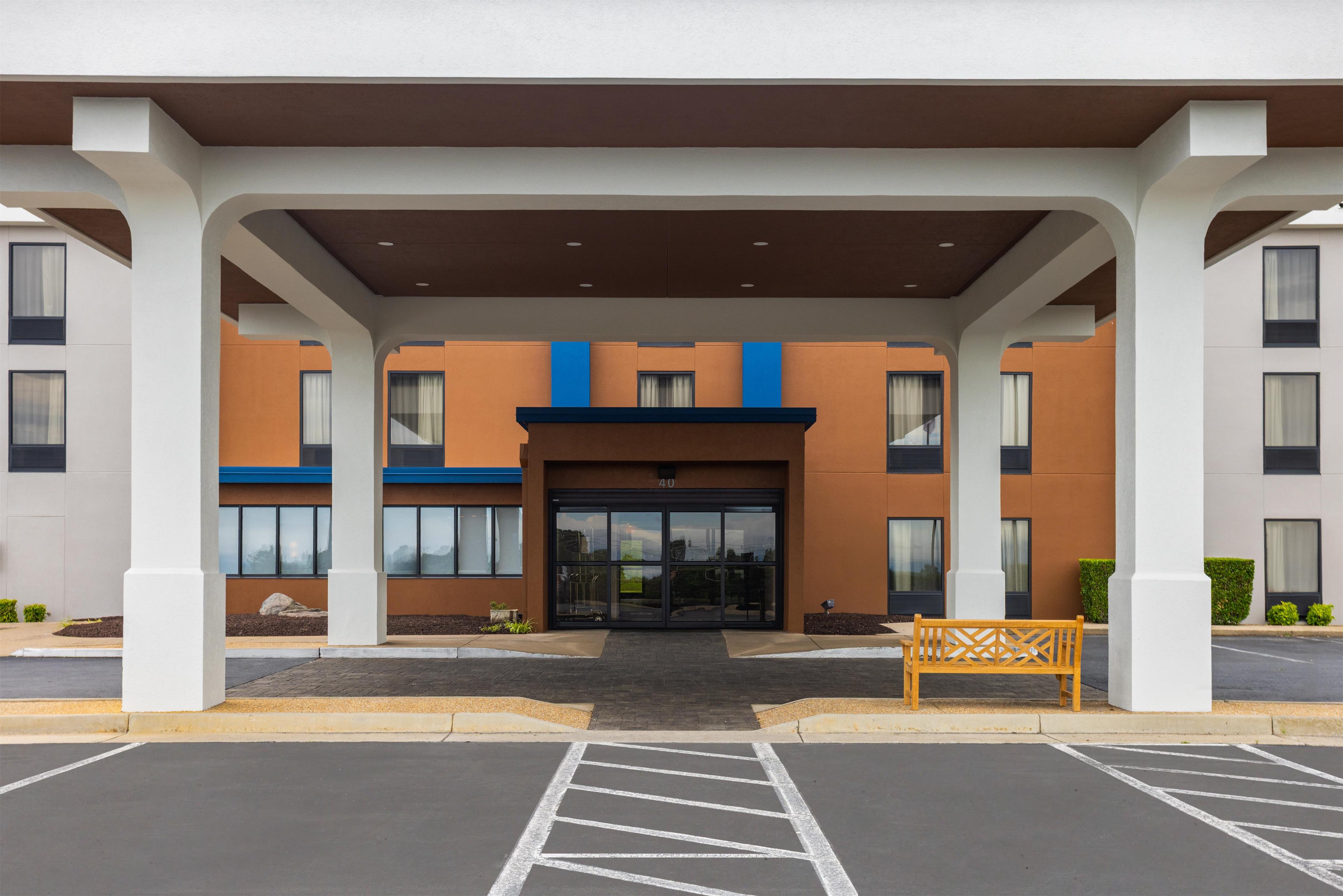 Exterior | Hampton Inn Staunton