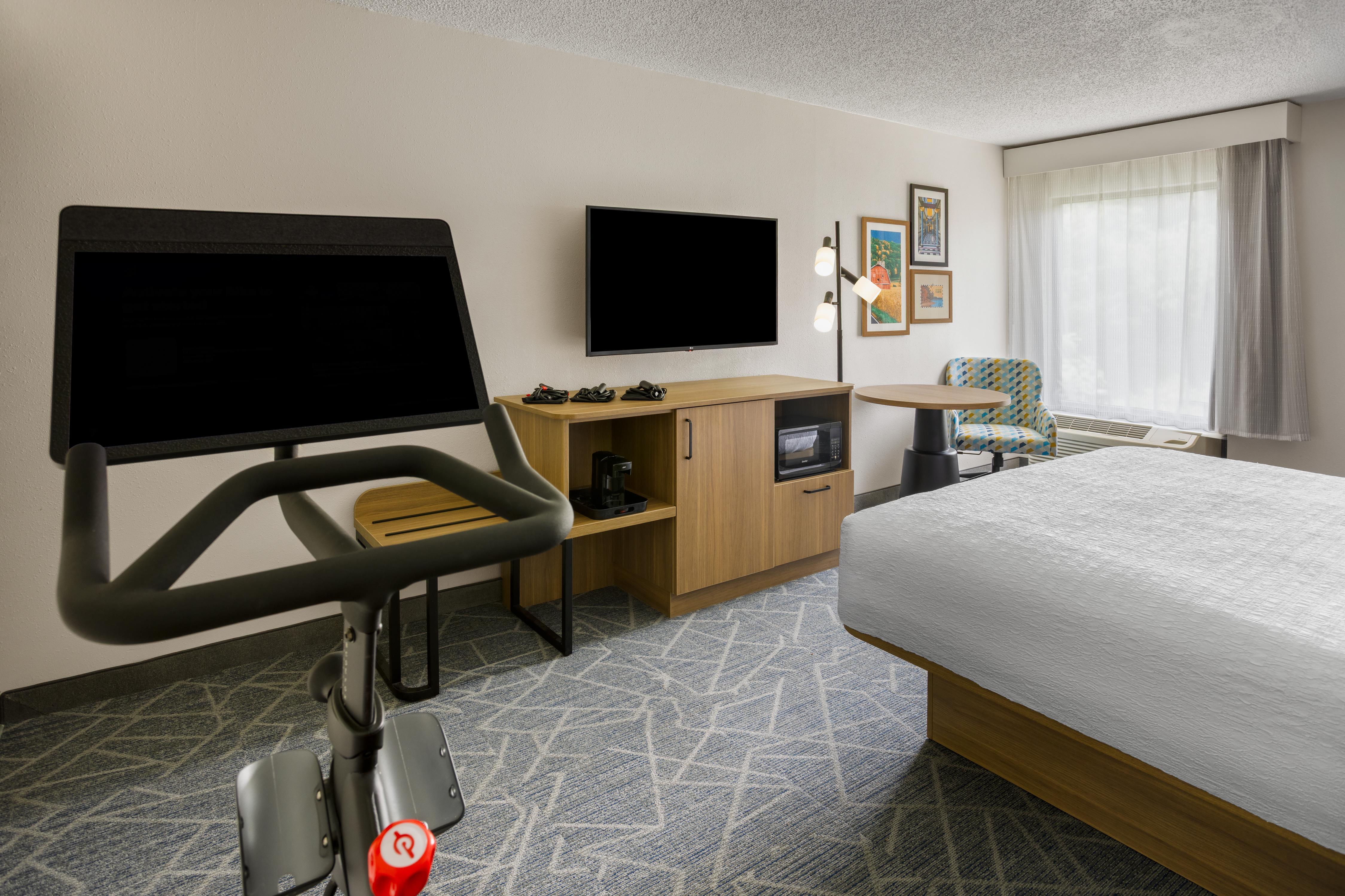 Hampton Inn by Hilton Staunton Room Type - 1 KING BED WITH PELOTON NS