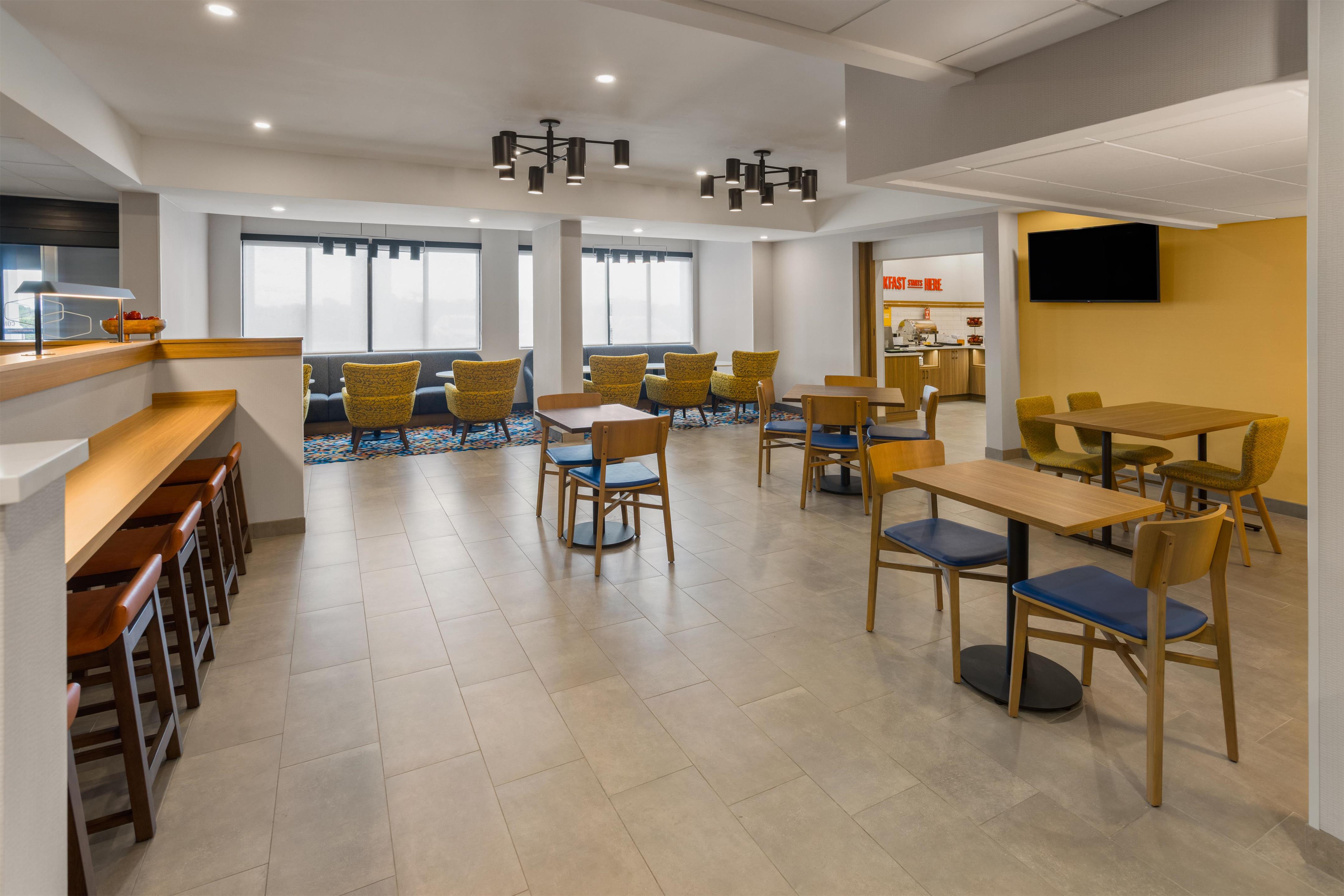 Breakfast Area | Hampton Inn Staunton