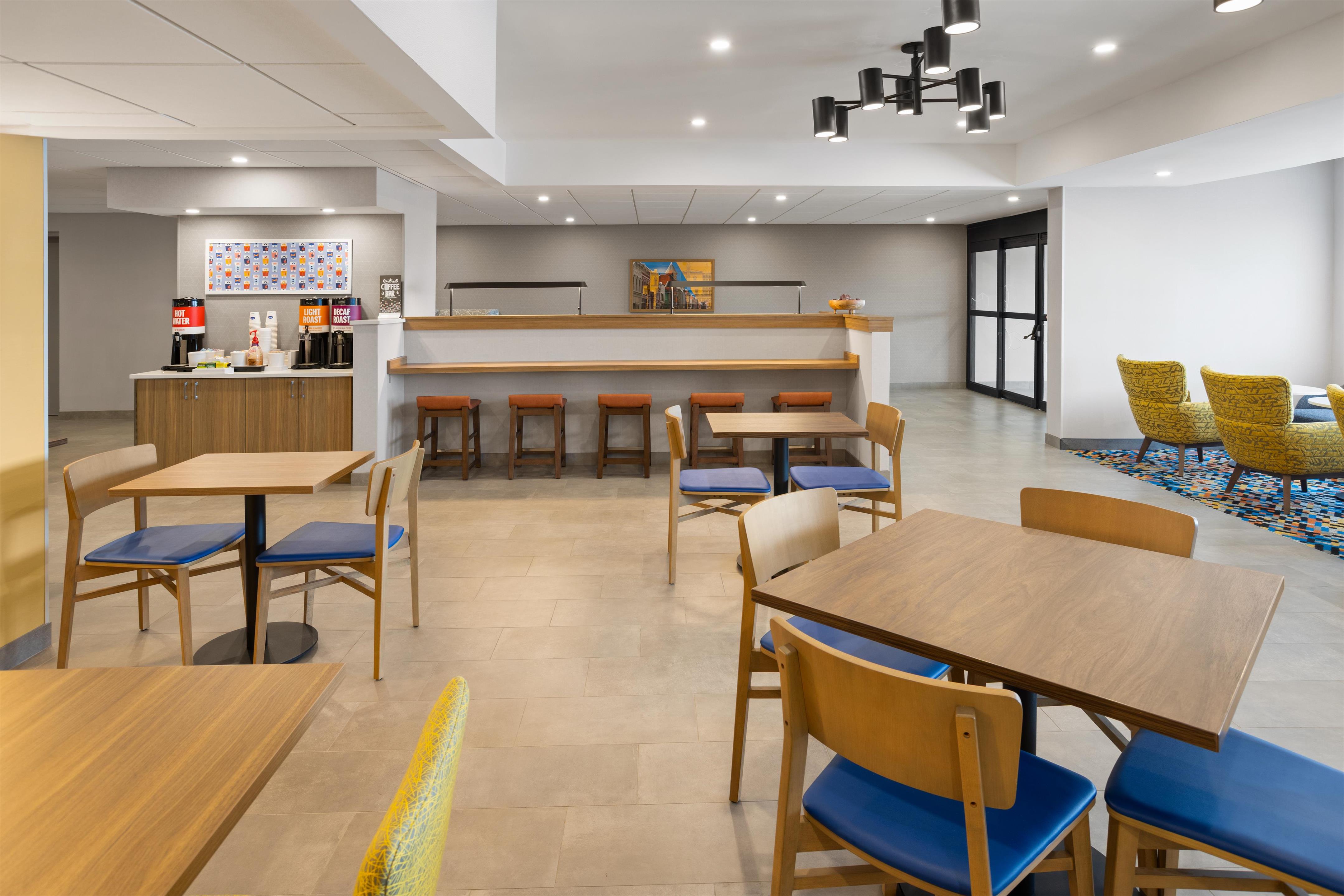 Breakfast Area | Hampton Inn Staunton