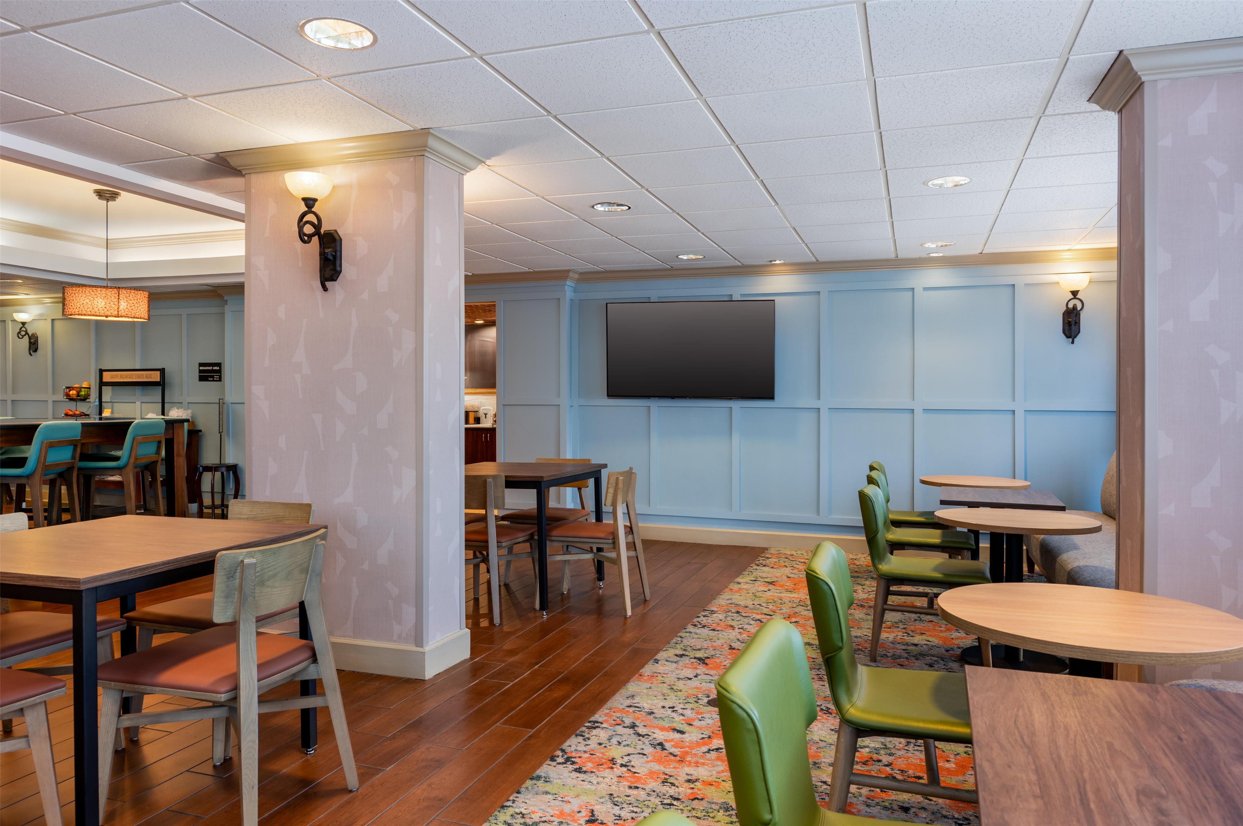 Breakfast Area | Hampton Inn South Hill