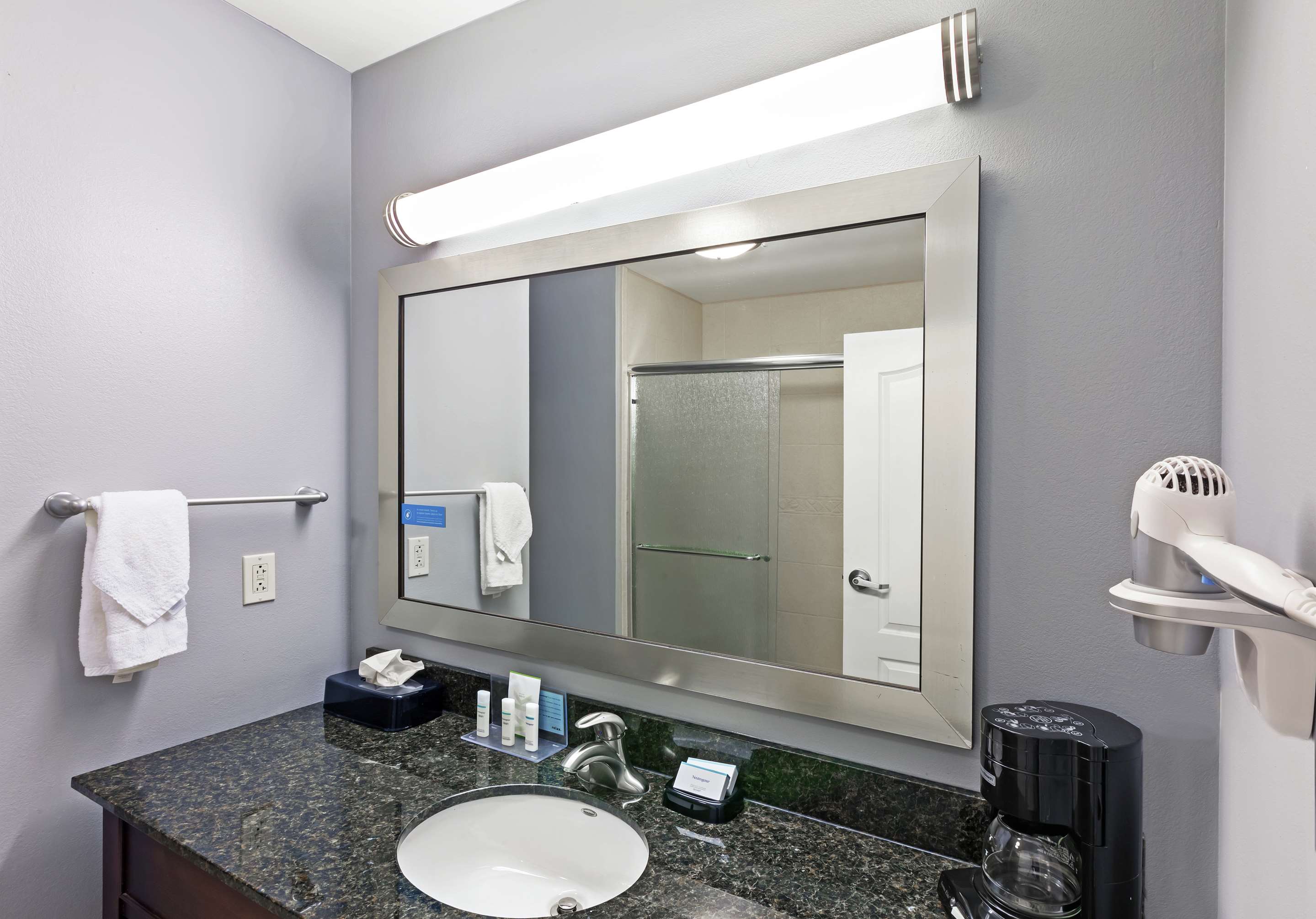 Guest room bath