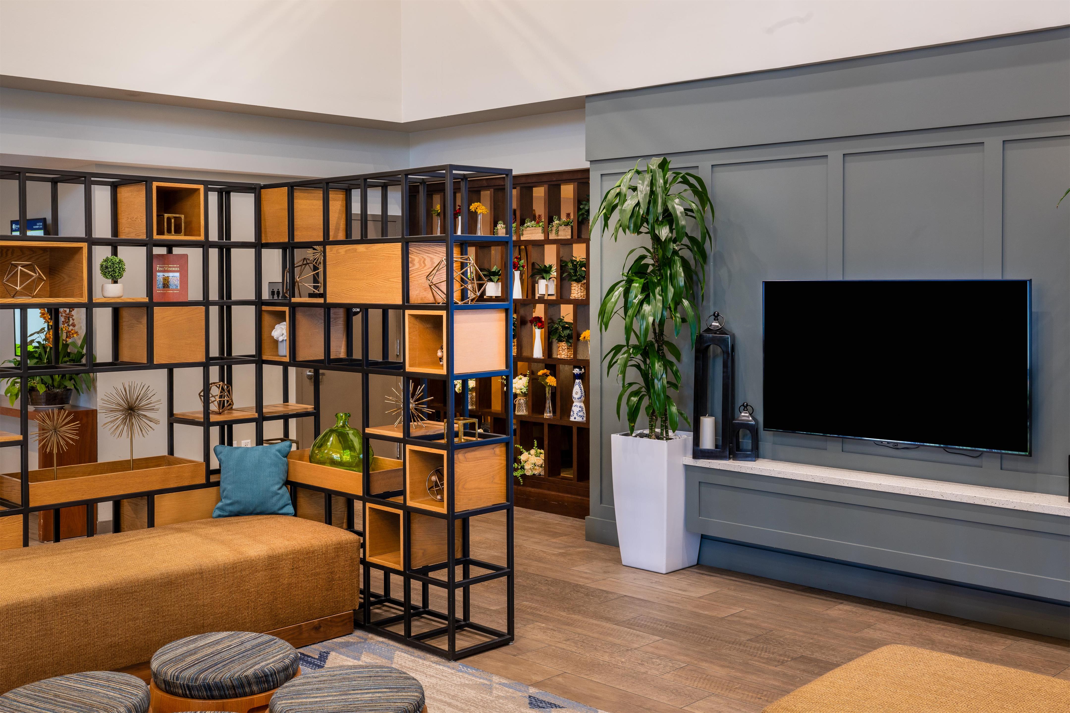 Lobby | Doubletree by Hilton Campbell - Pruneyard Plaza